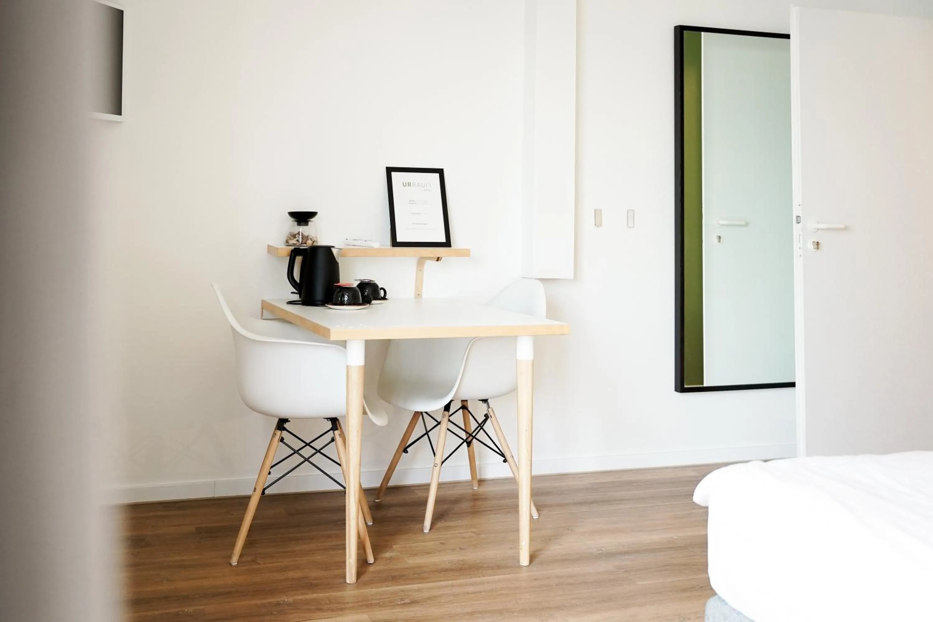 Photo of the whole room, Bed in urraum Hotel