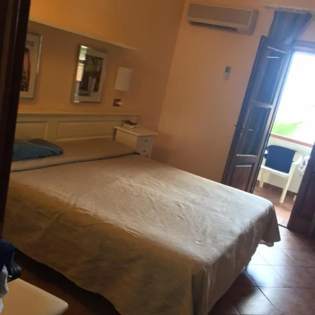 Balcony/Terrace, Bed in Hotel Barsalini