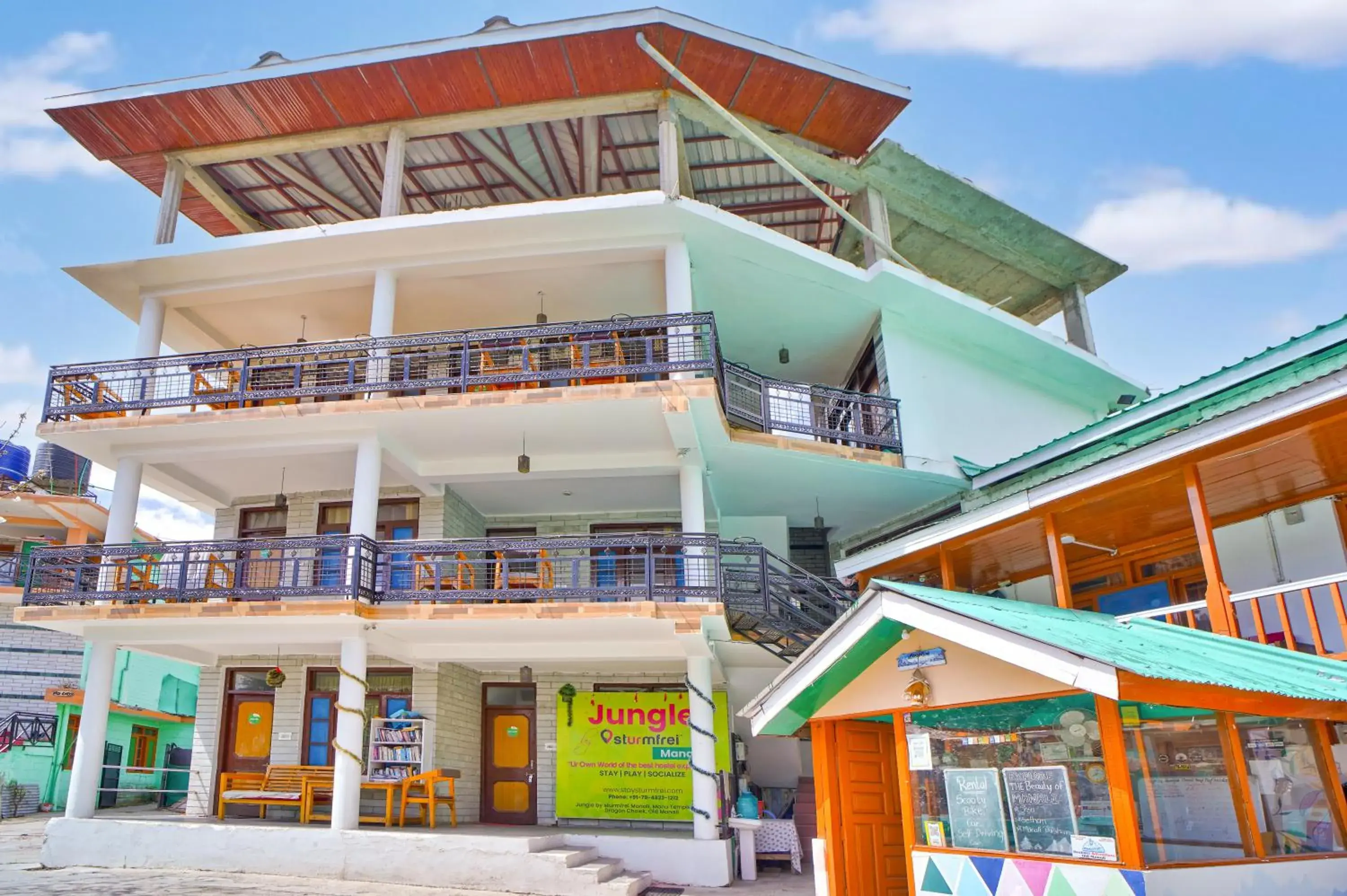 Facade/entrance in Jungle by sturmfrei Manali Facade/entrance in Jungle by sturmfrei Manali