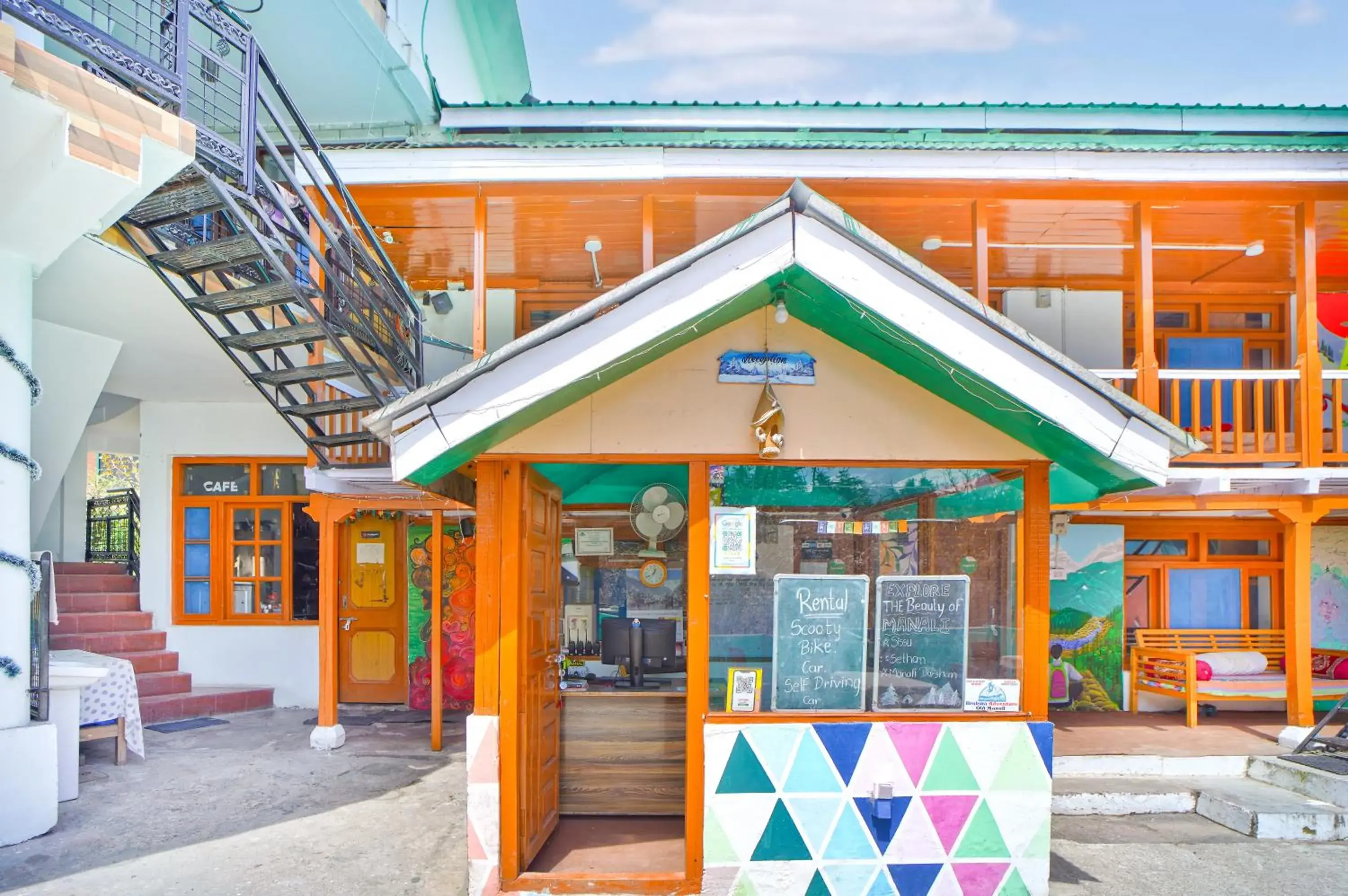 Facade/entrance in Jungle by sturmfrei Manali Facade/entrance in Jungle by sturmfrei Manali