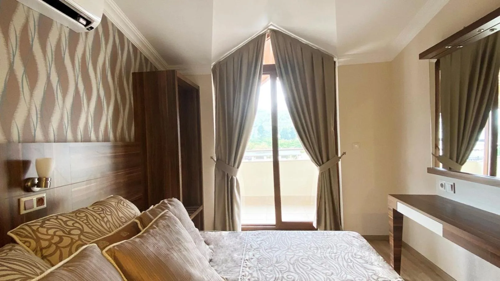 Photo of the whole room, Bed in Emily Rose Hotel