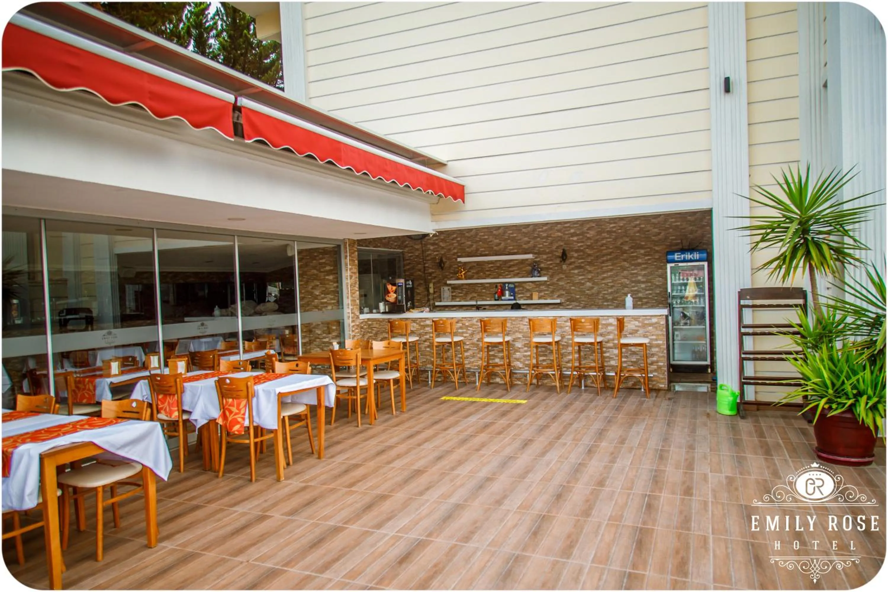 Restaurant/places to eat in Emily Rose Hotel