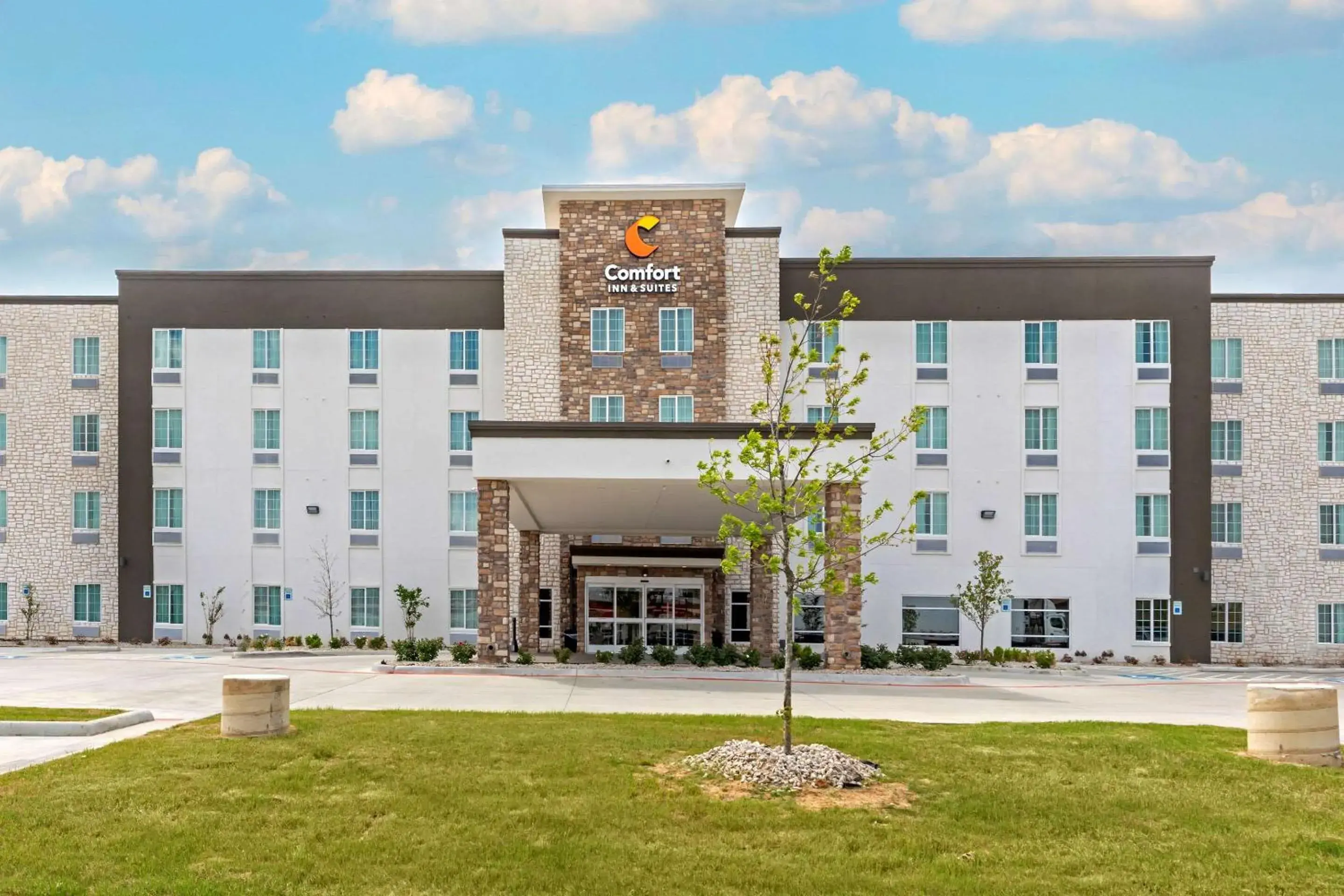 Property building in Comfort Inn & Suites Euless DFW West Property building in Comfort Inn & Suites Euless DFW West