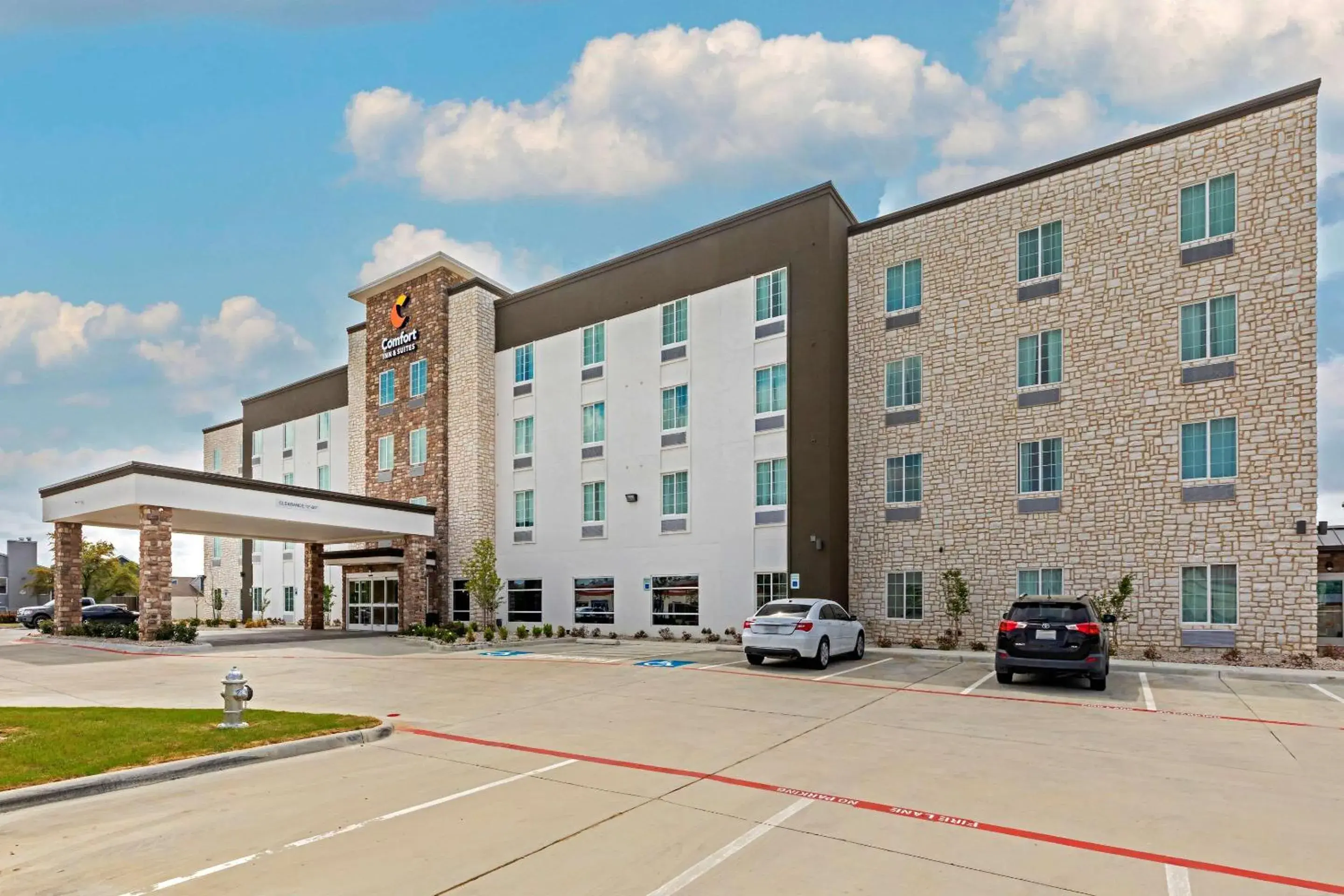 Property building in Comfort Inn & Suites Euless DFW West Property building in Comfort Inn & Suites Euless DFW West