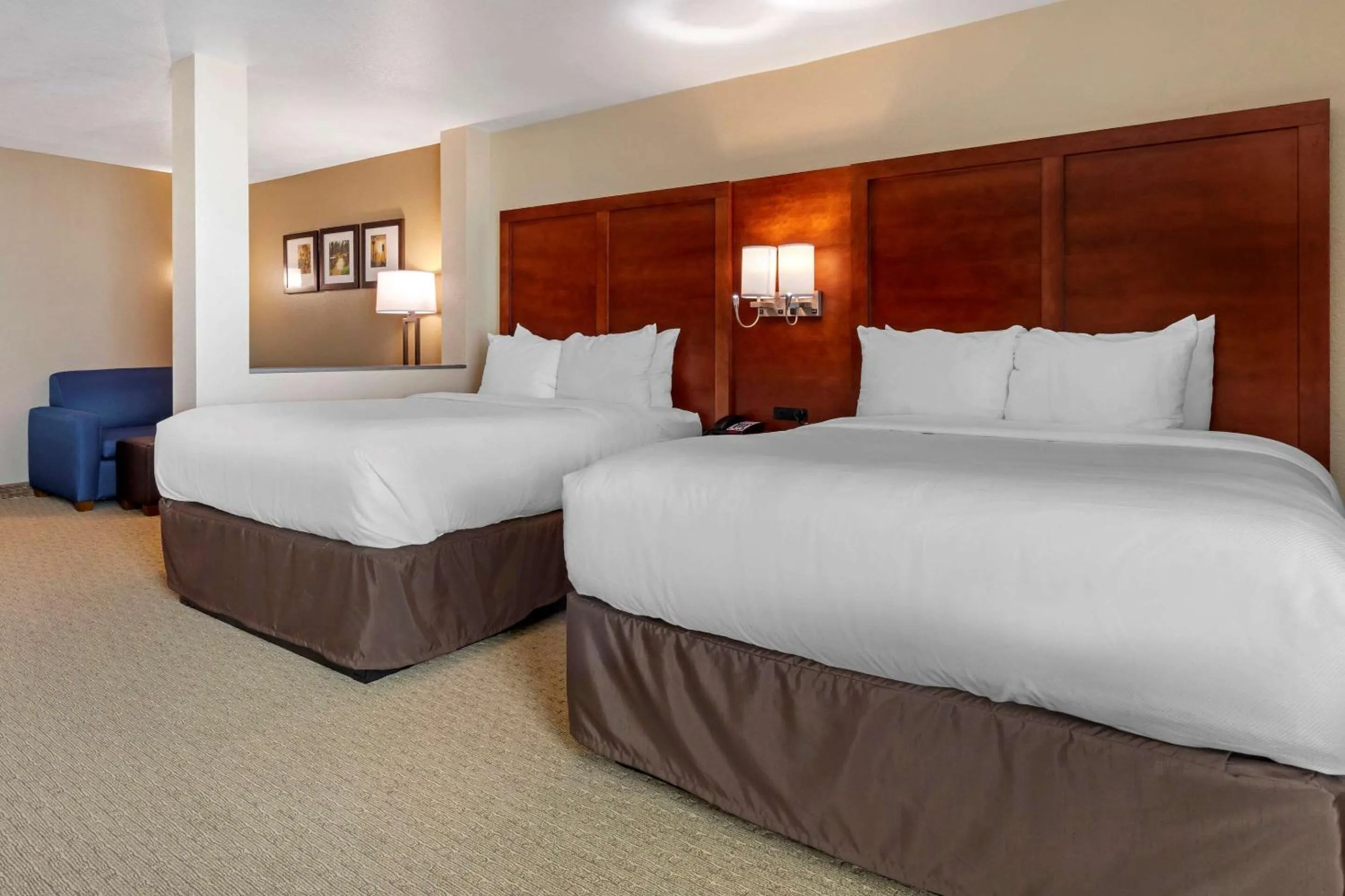 Photo of the whole room, Bed in Comfort Inn & Suites Euless DFW West