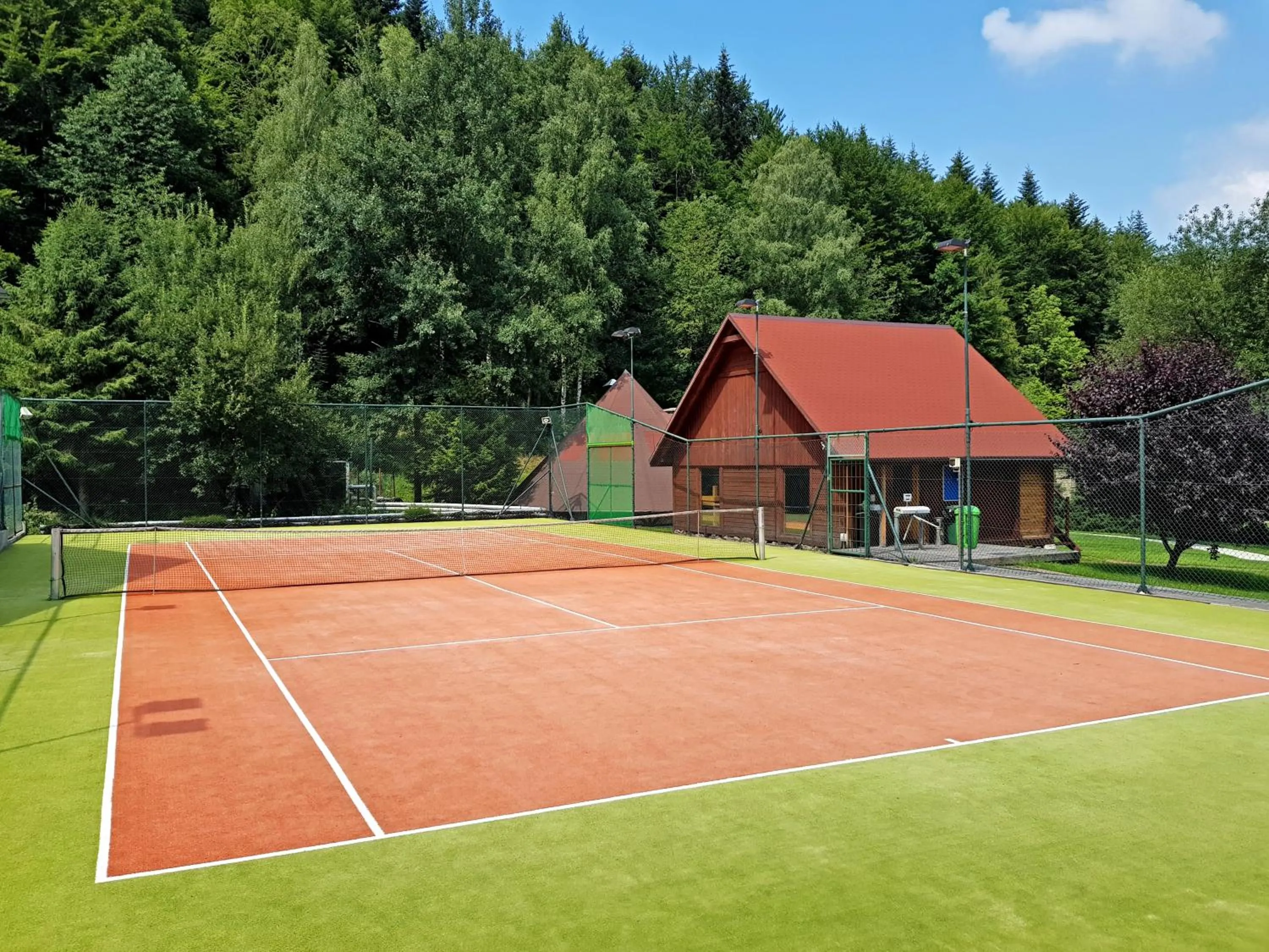 Tennis court in Hotel & SPA Czarny Groń