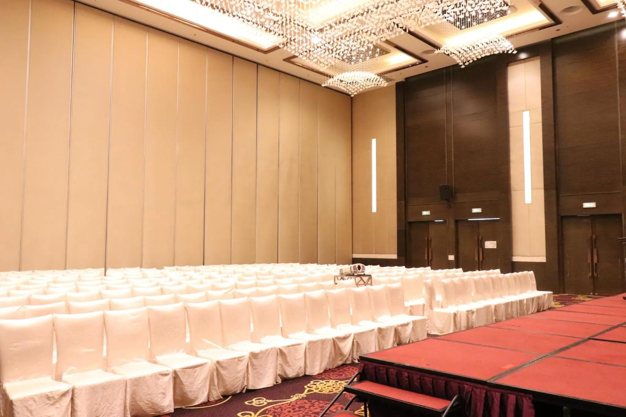 Meeting/conference room in Holiday Inn Panjin Aqua City by IHG