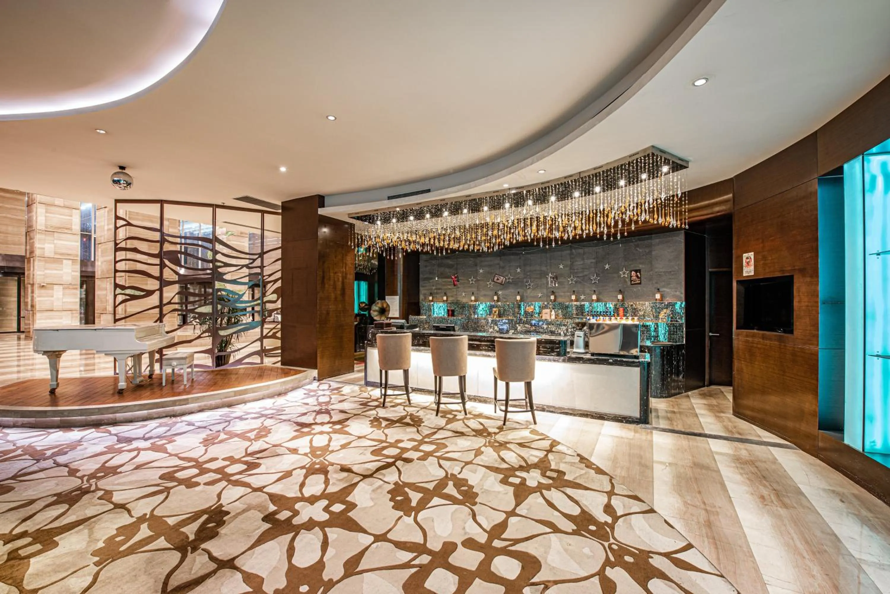 Lounge or bar in Holiday Inn Panjin Aqua City by IHG
