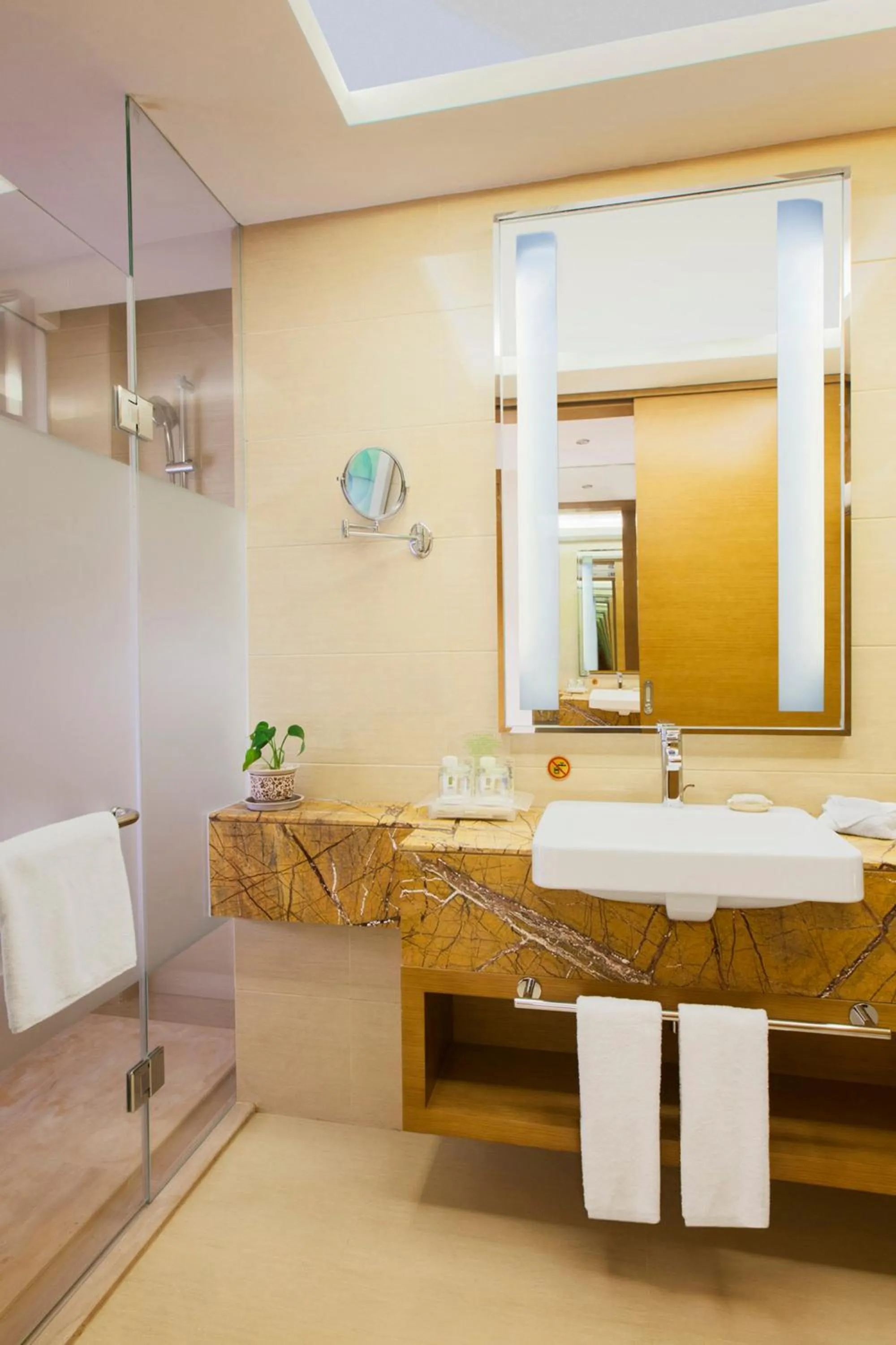 Bedroom in Holiday Inn Panjin Aqua City by IHG