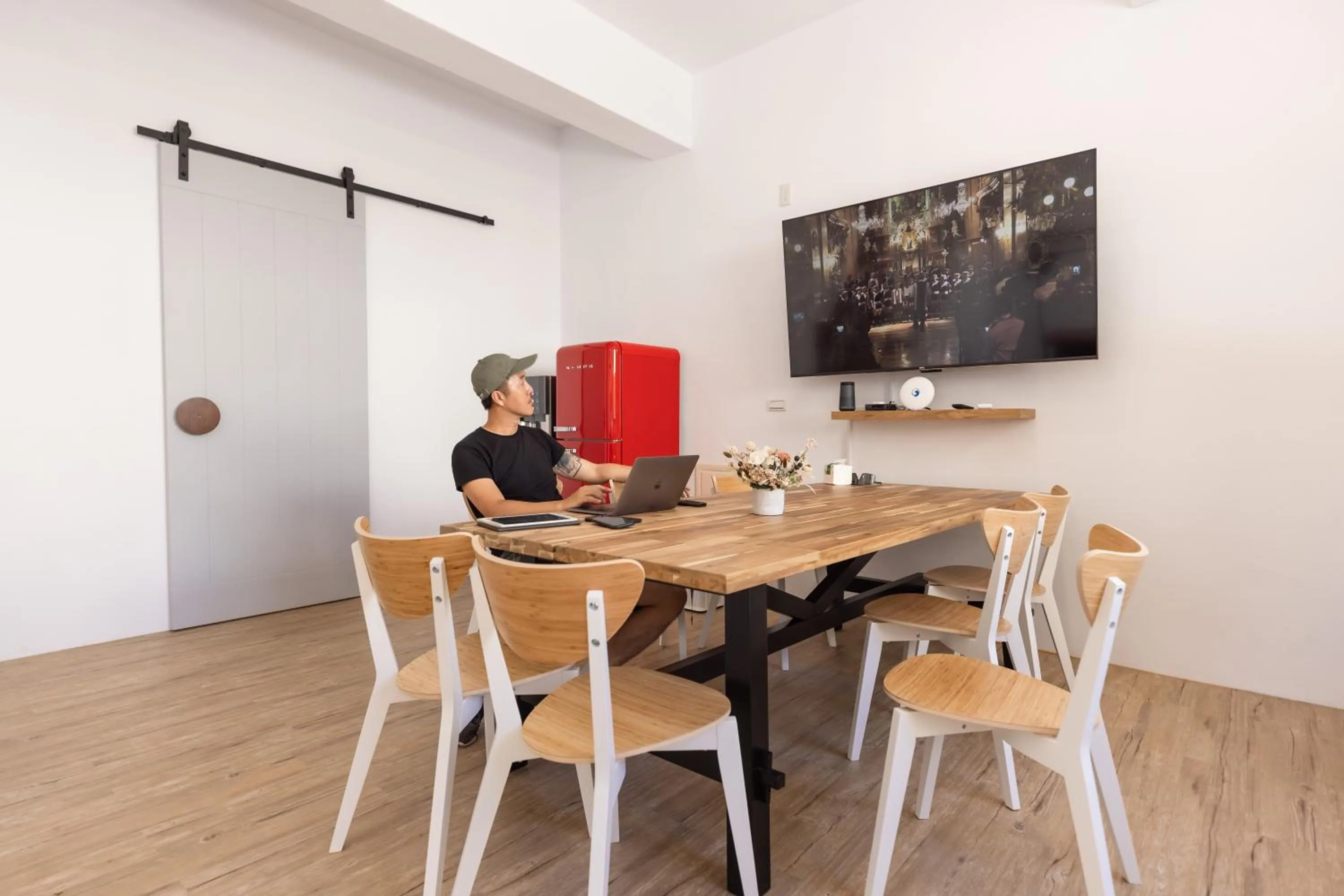 Communal lounge/ TV room in Nice Hostel