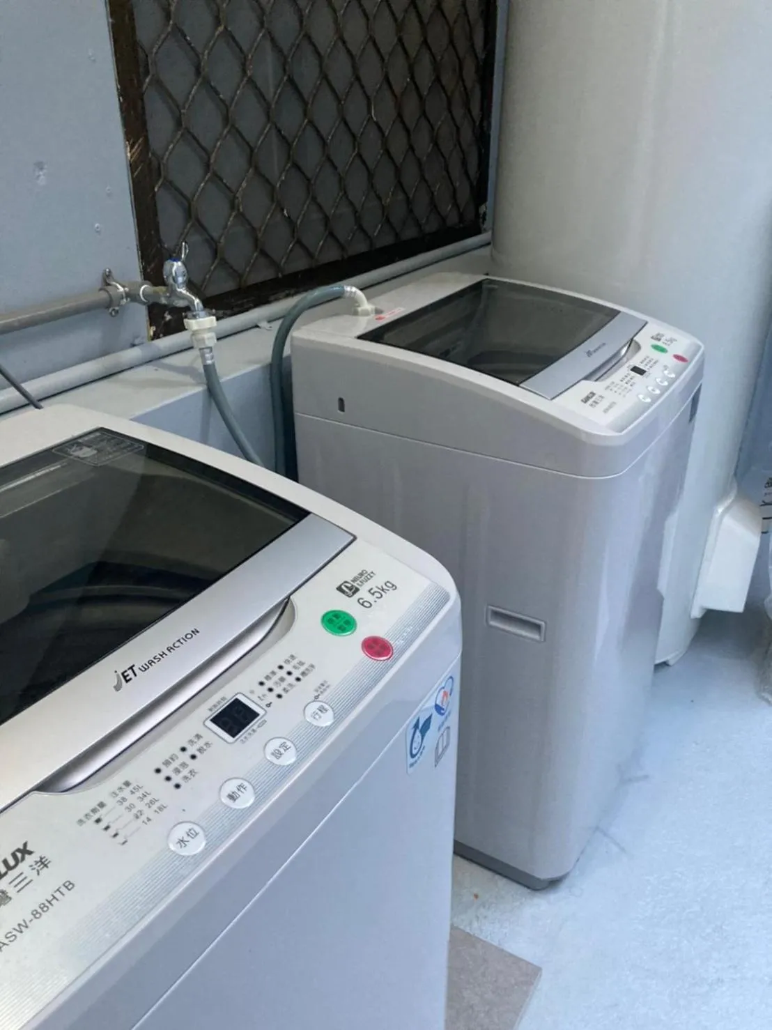 washing machine in Nice Hostel