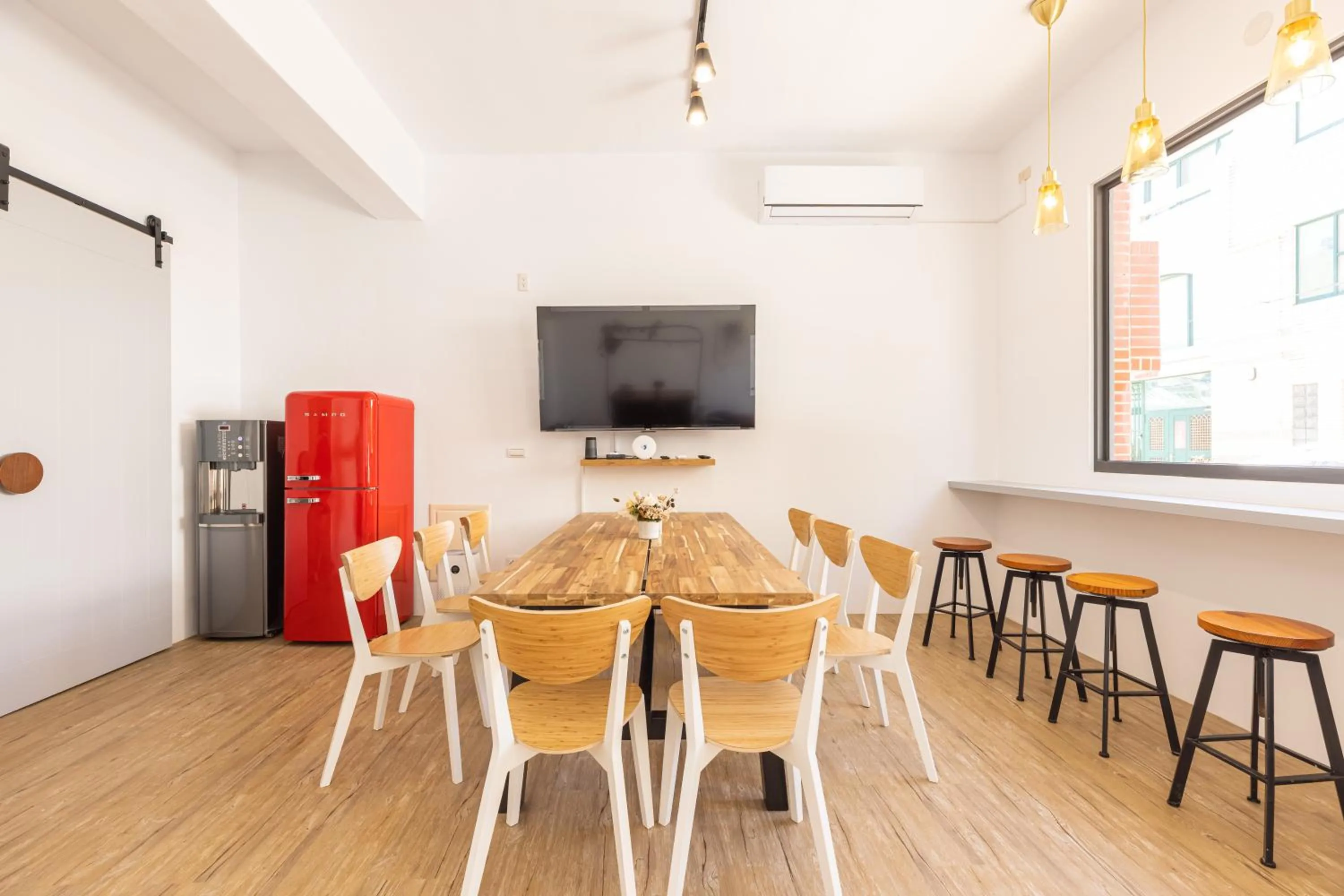 Communal lounge/ TV room in Nice Hostel