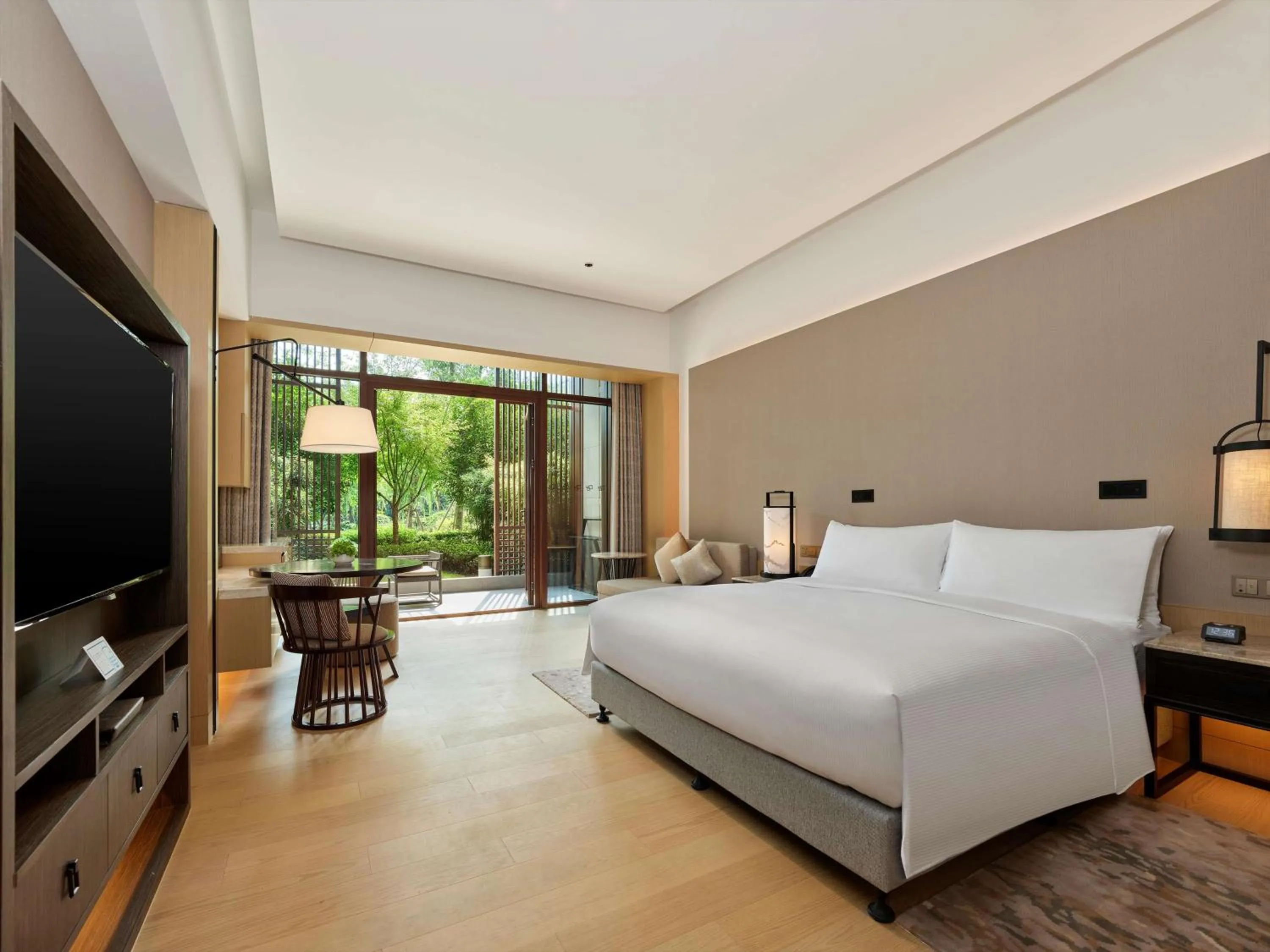 Photo of the whole room, Bed in Hilton Shanghai Songjiang Guangfulin