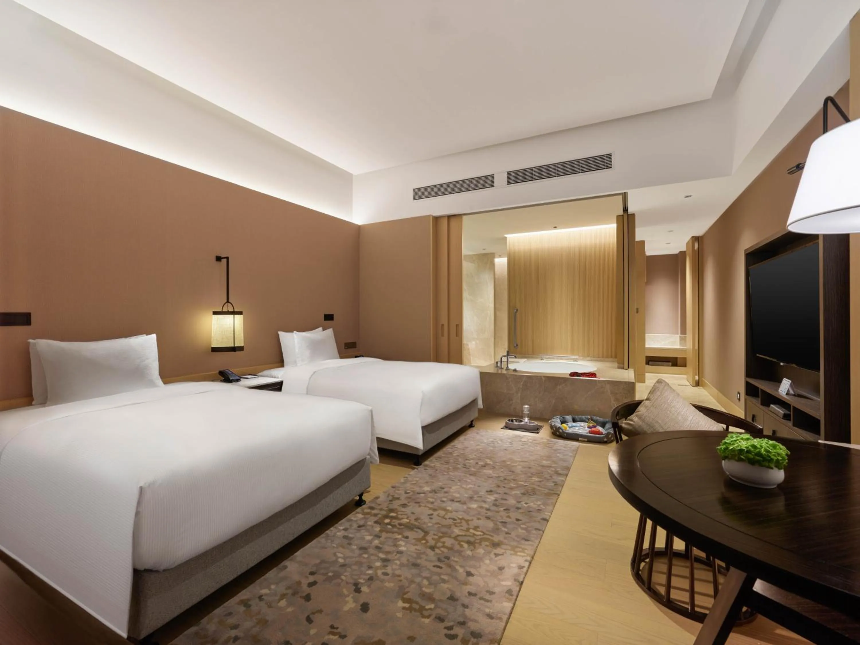 Photo of the whole room, Bed in Hilton Shanghai Songjiang Guangfulin