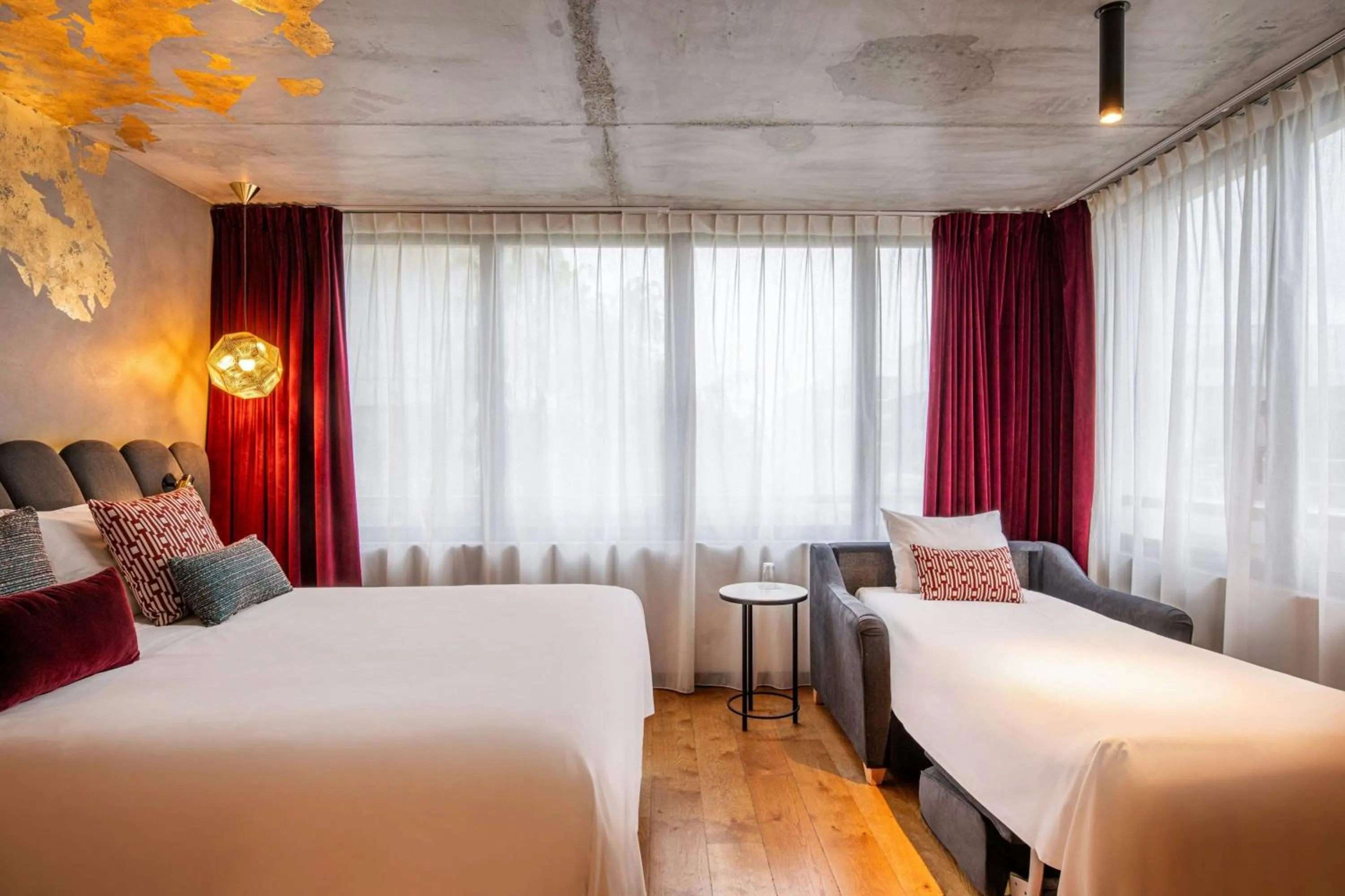 Photo of the whole room, Bed in Renaissance Bordeaux Hotel