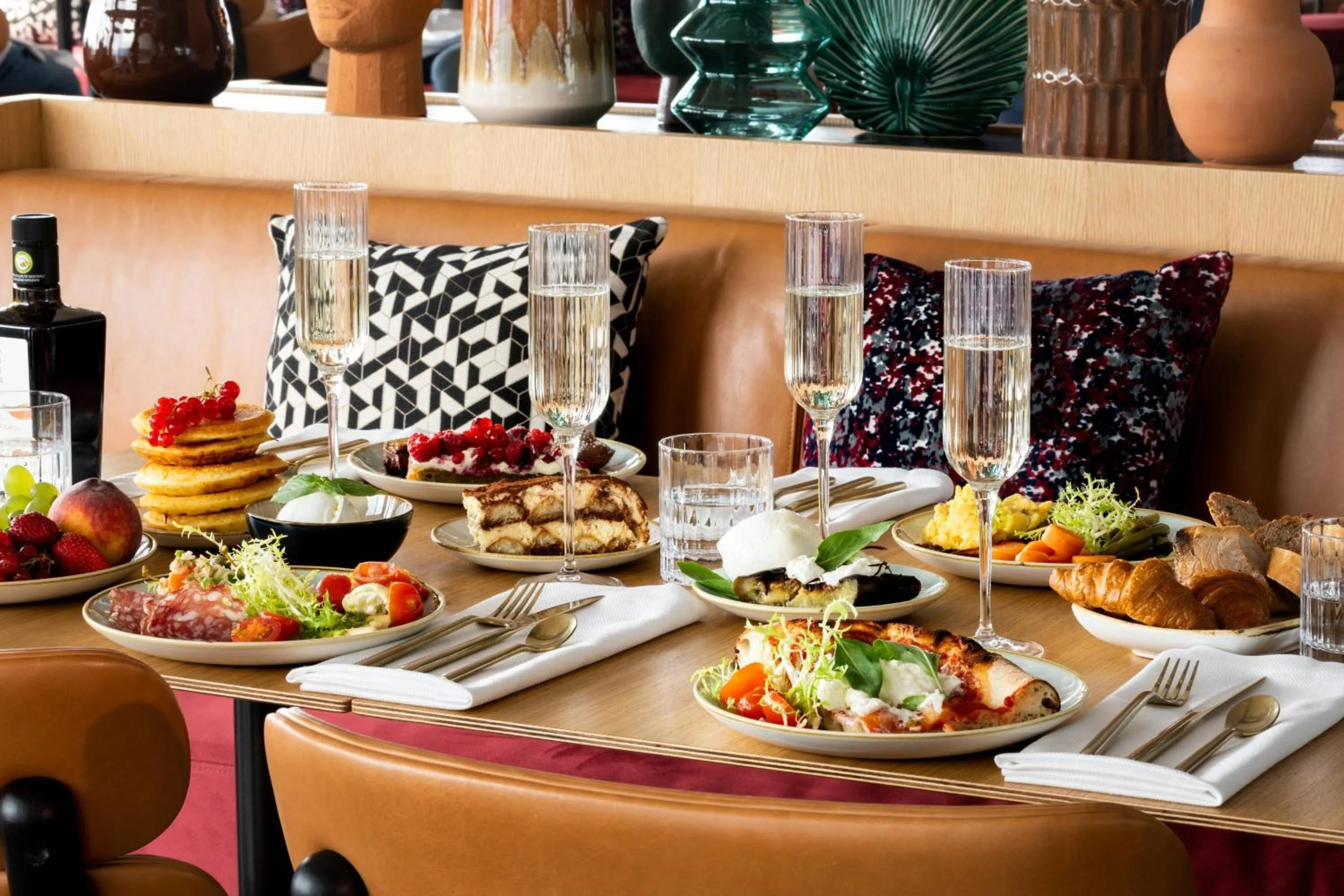 Restaurant/places to eat in Renaissance Bordeaux Hotel