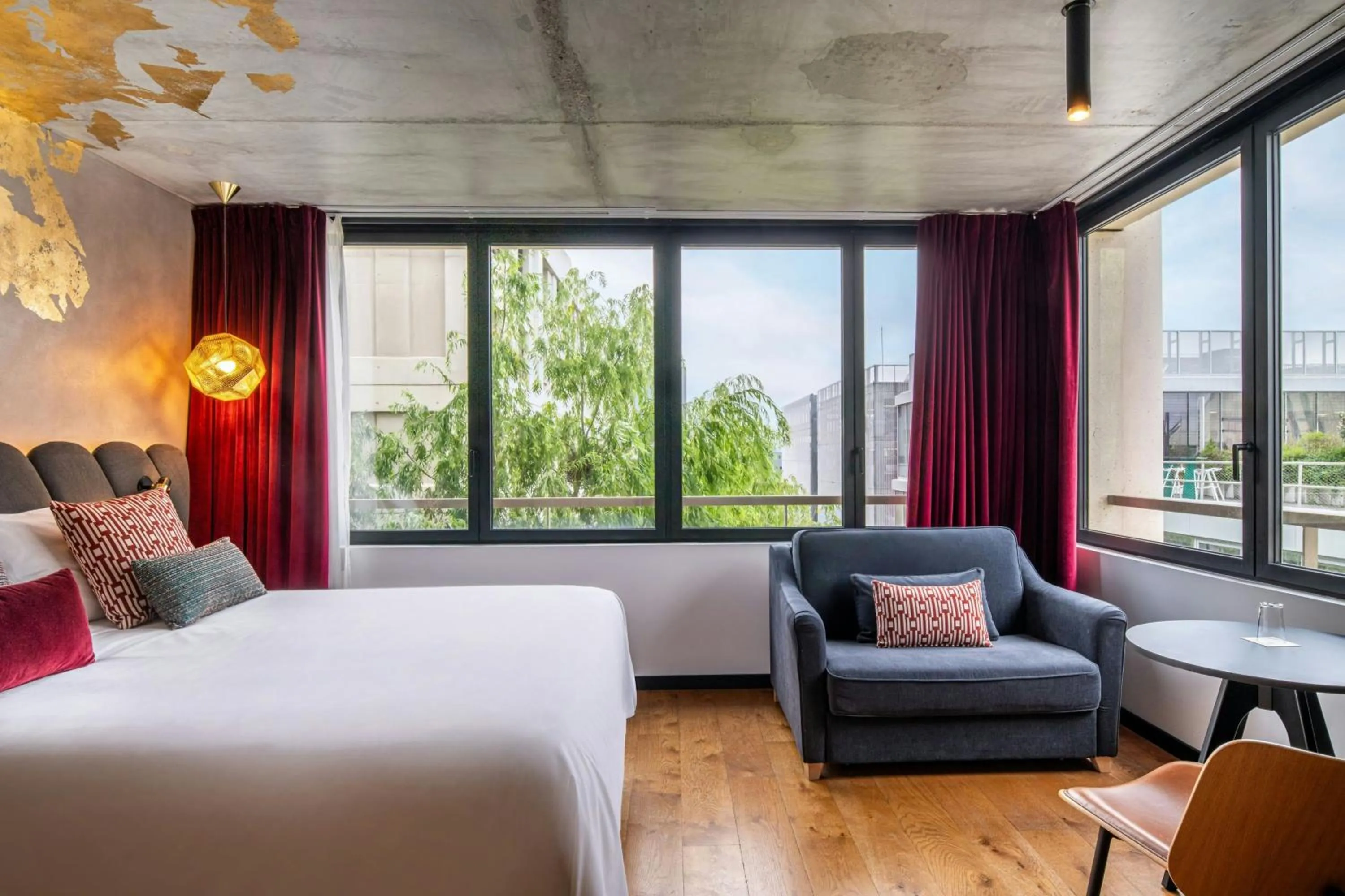 Photo of the whole room, Bed in Renaissance Bordeaux Hotel