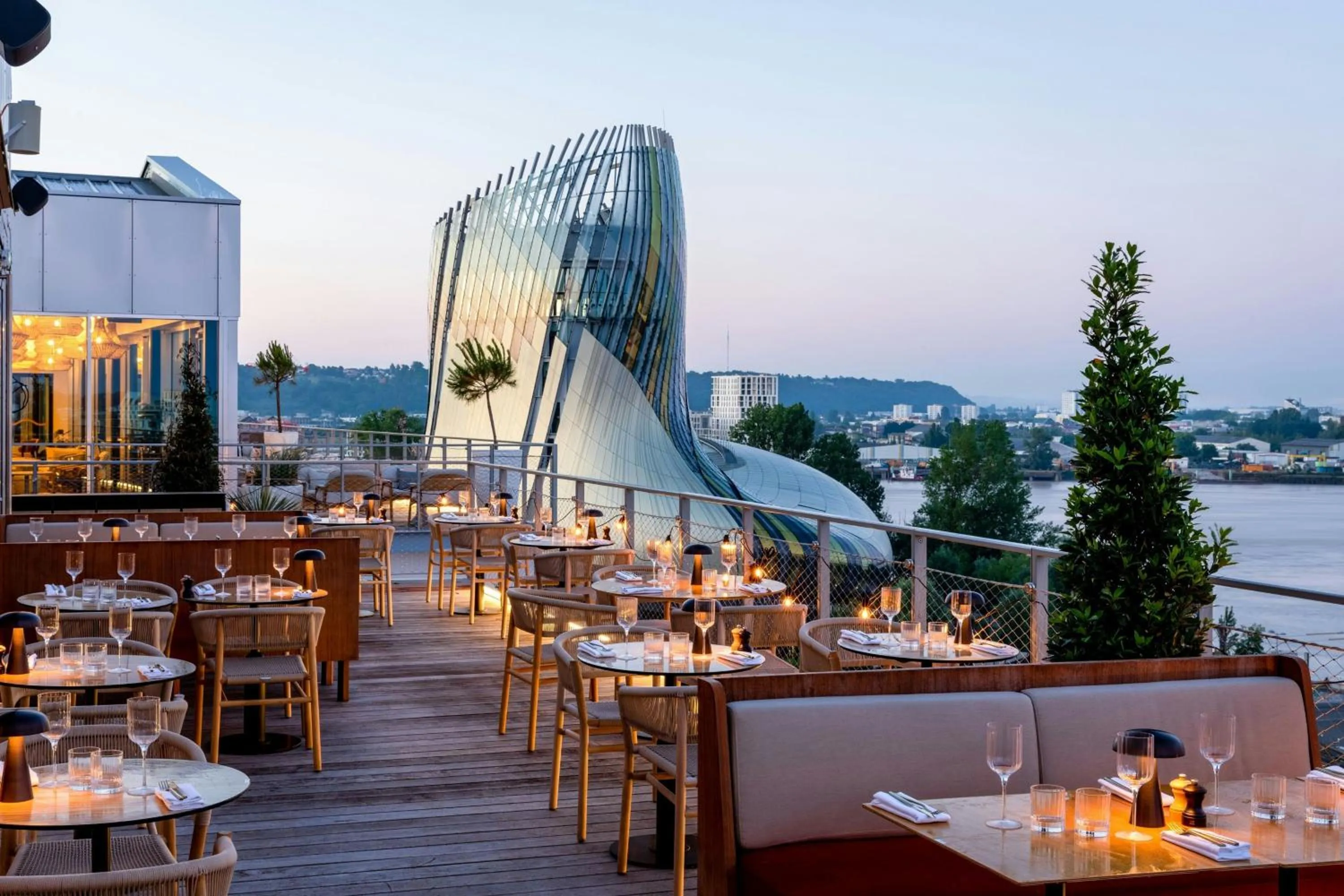 Lounge or bar in Renaissance Bordeaux Hotel