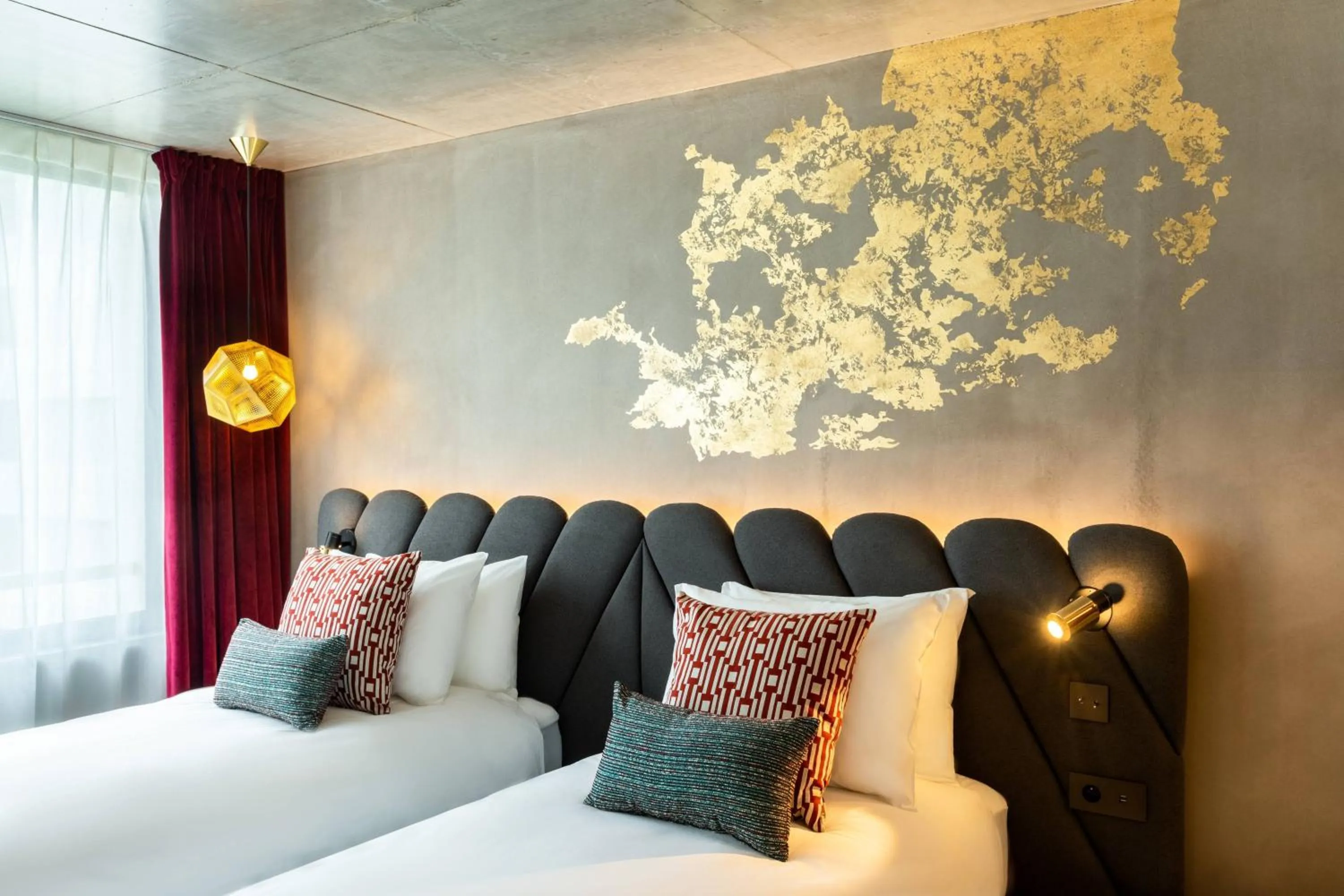 Photo of the whole room, Bed in Renaissance Bordeaux Hotel