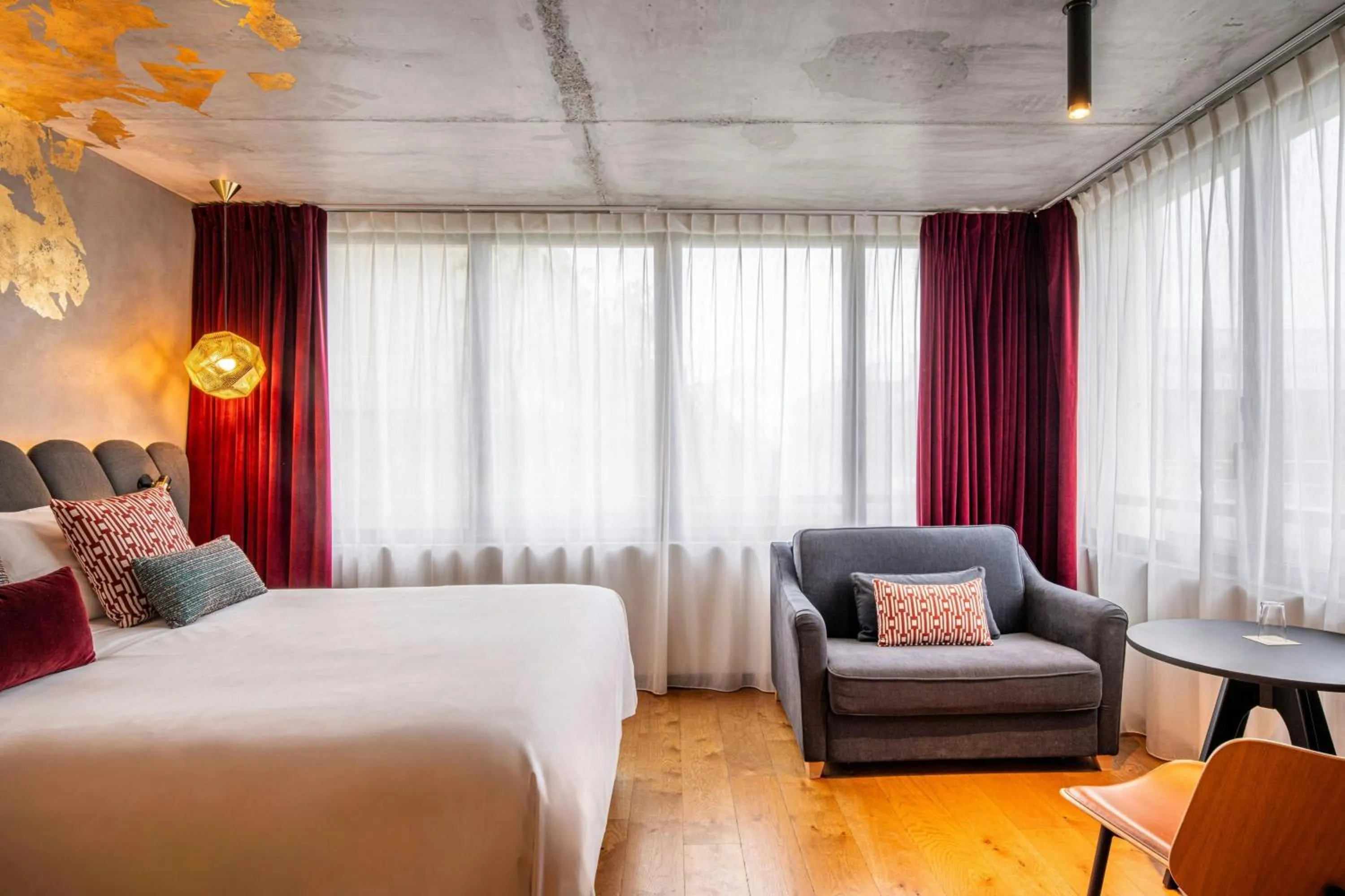 Photo of the whole room, Bed in Renaissance Bordeaux Hotel