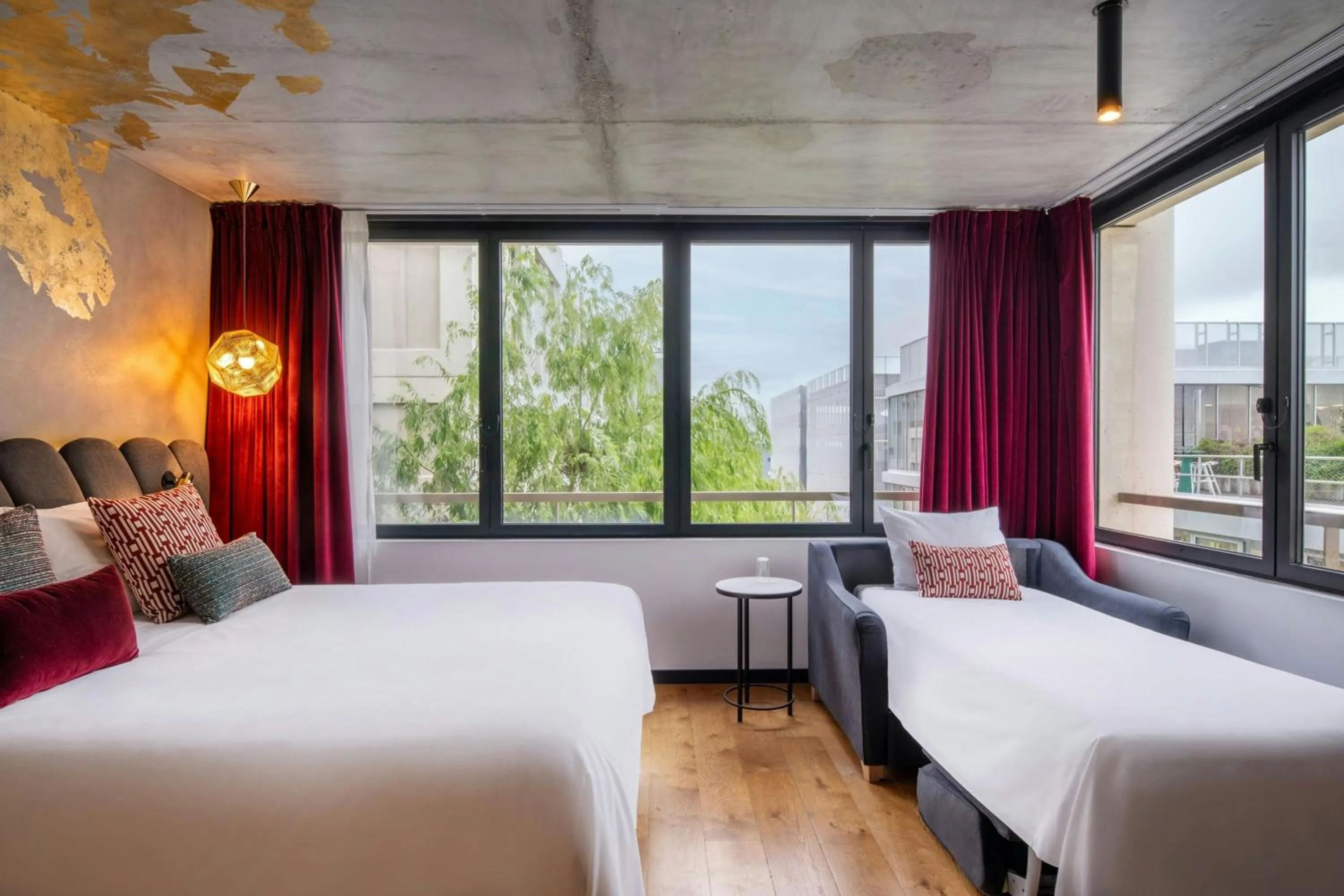 Photo of the whole room, Bed in Renaissance Bordeaux Hotel