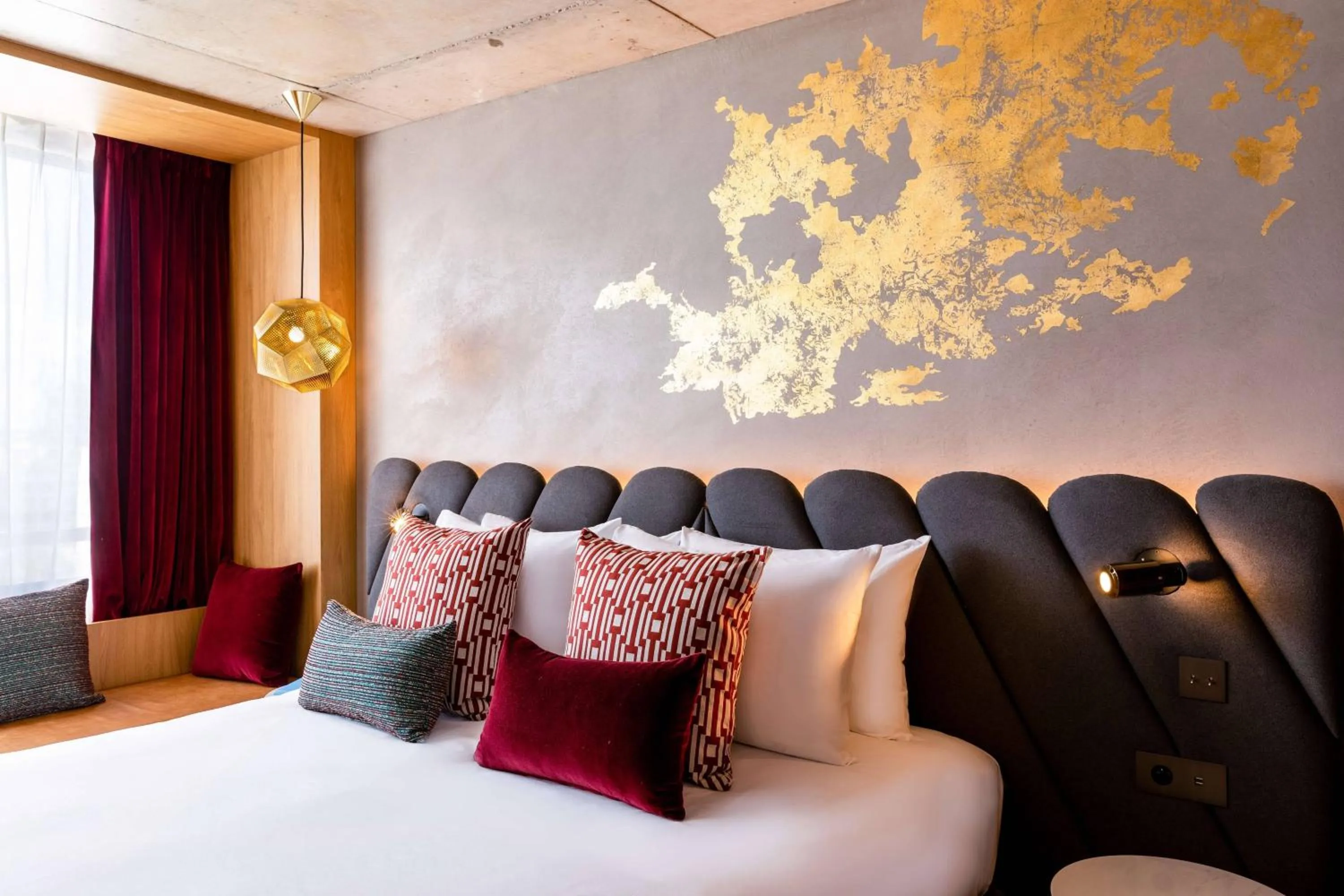 Photo of the whole room, Bed in Renaissance Bordeaux Hotel