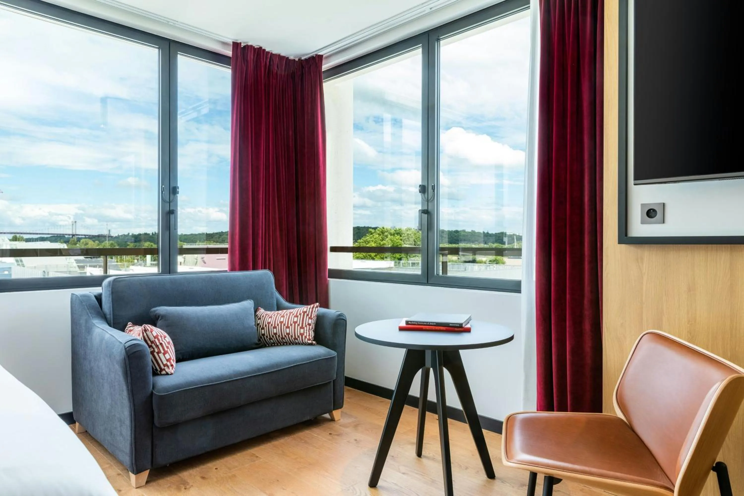 Photo of the whole room in Renaissance Bordeaux Hotel