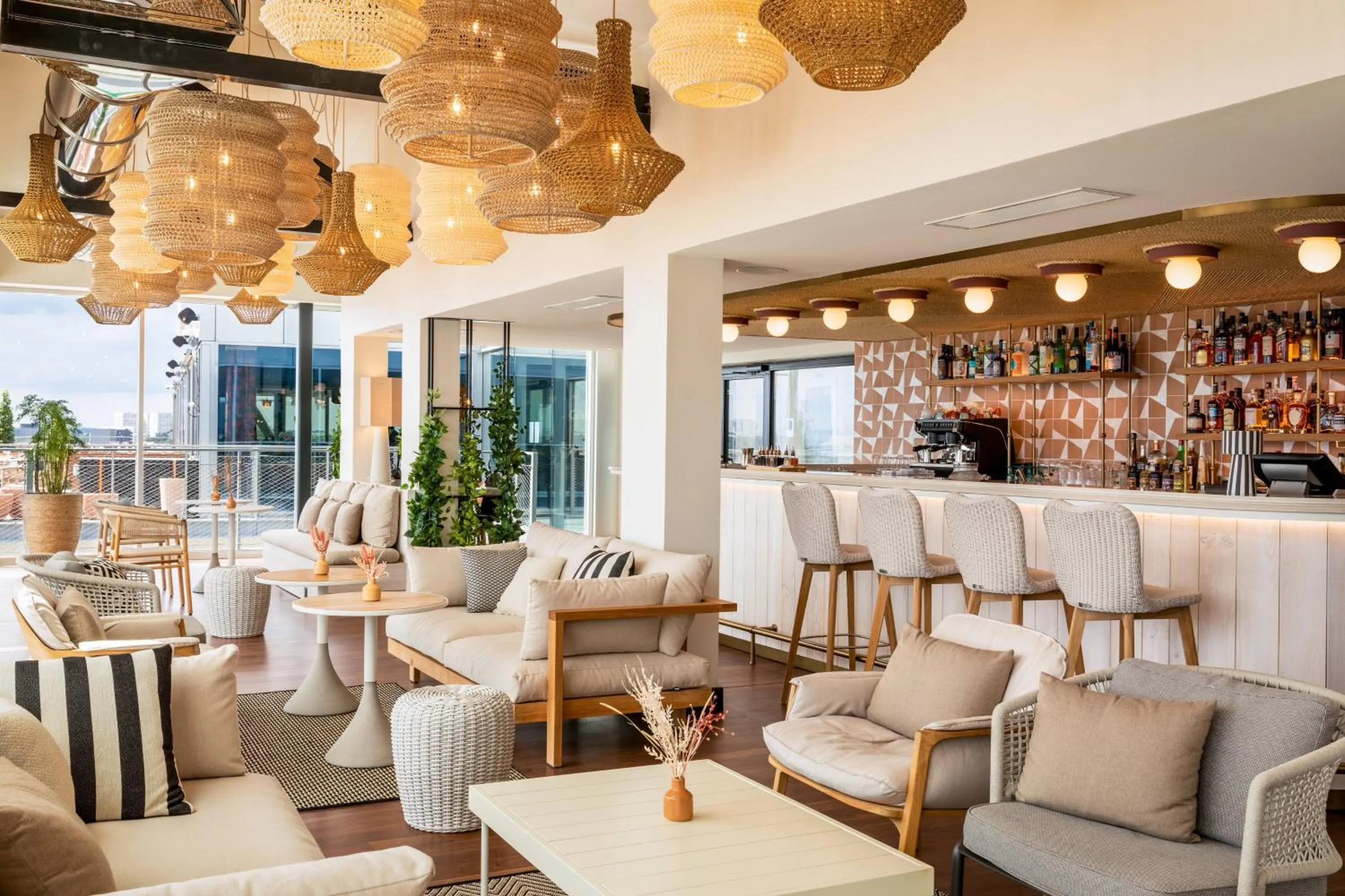 Lounge or bar in Renaissance Bordeaux Hotel