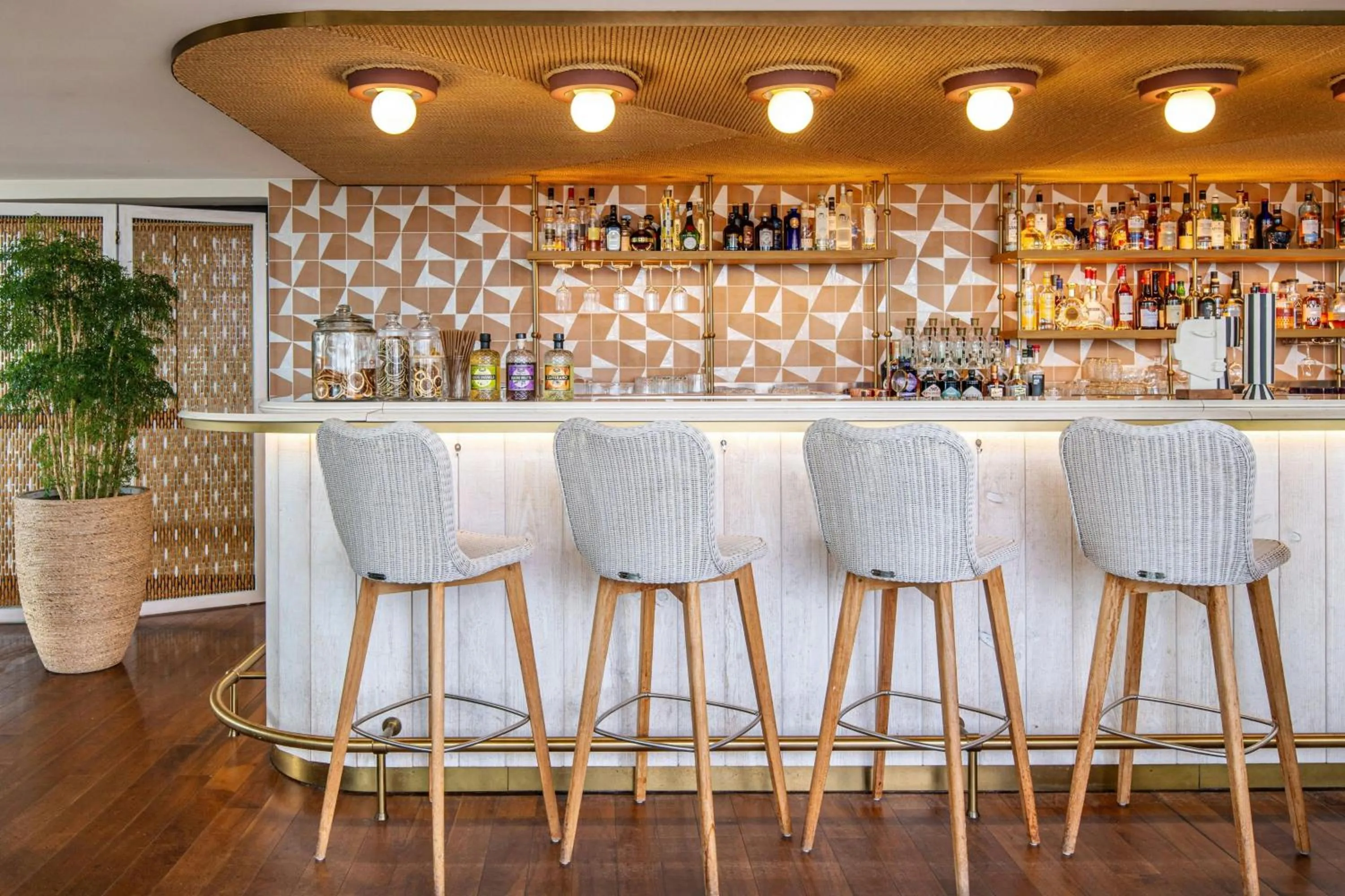 Lounge or bar in Renaissance Bordeaux Hotel