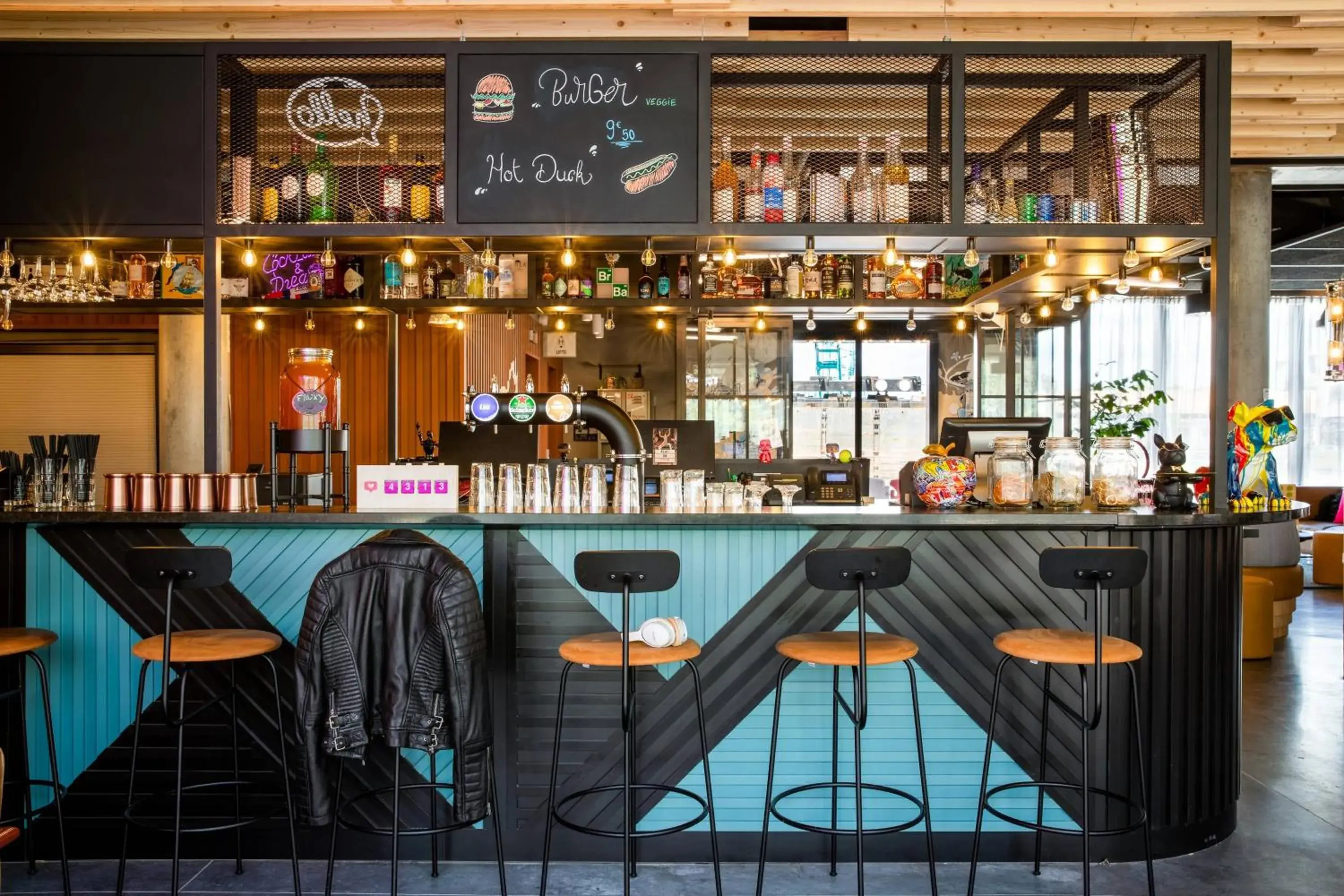 Lounge or bar in Moxy Bordeaux Lounge or bar in Moxy Bordeaux