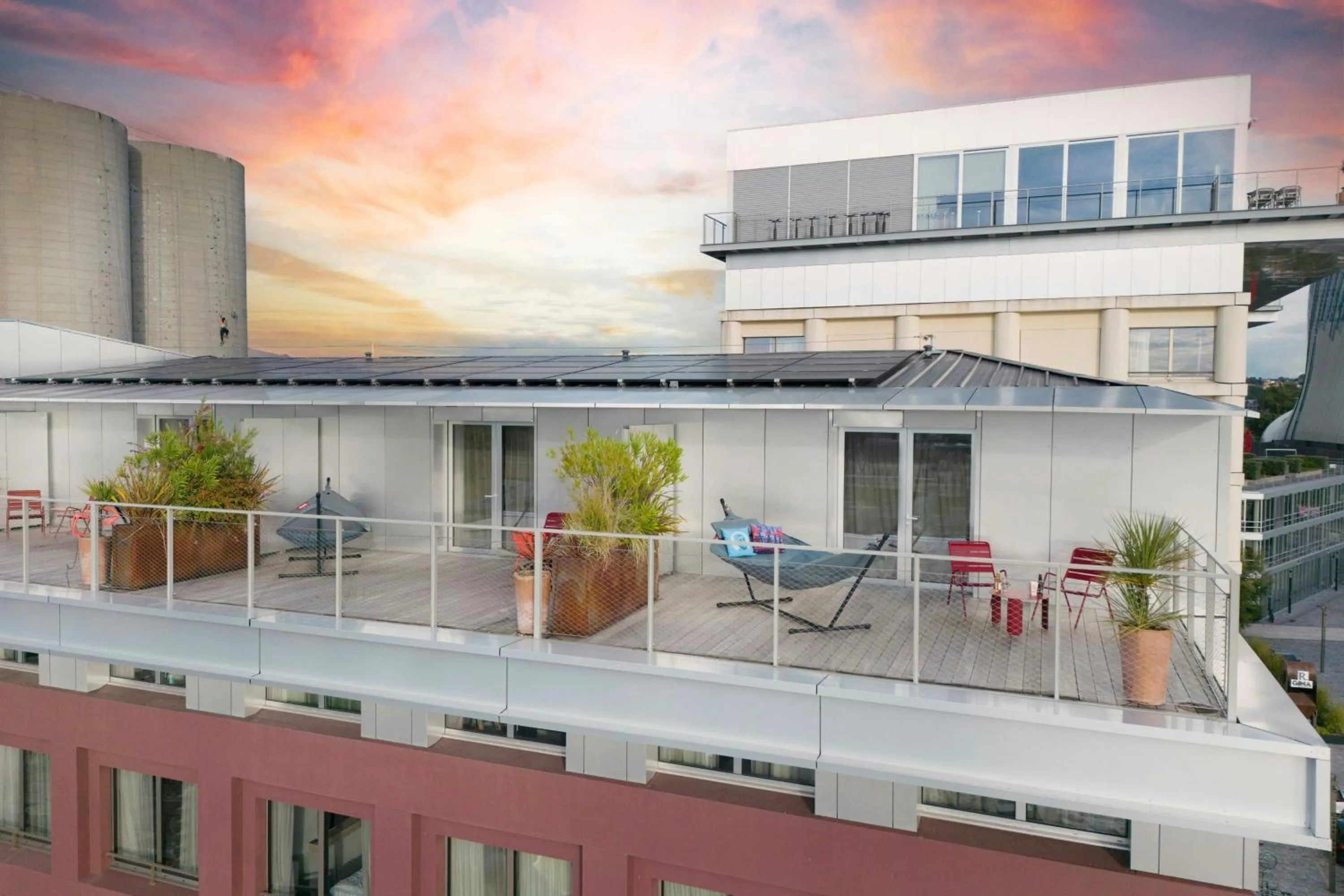 Photo of the whole room in Moxy Bordeaux