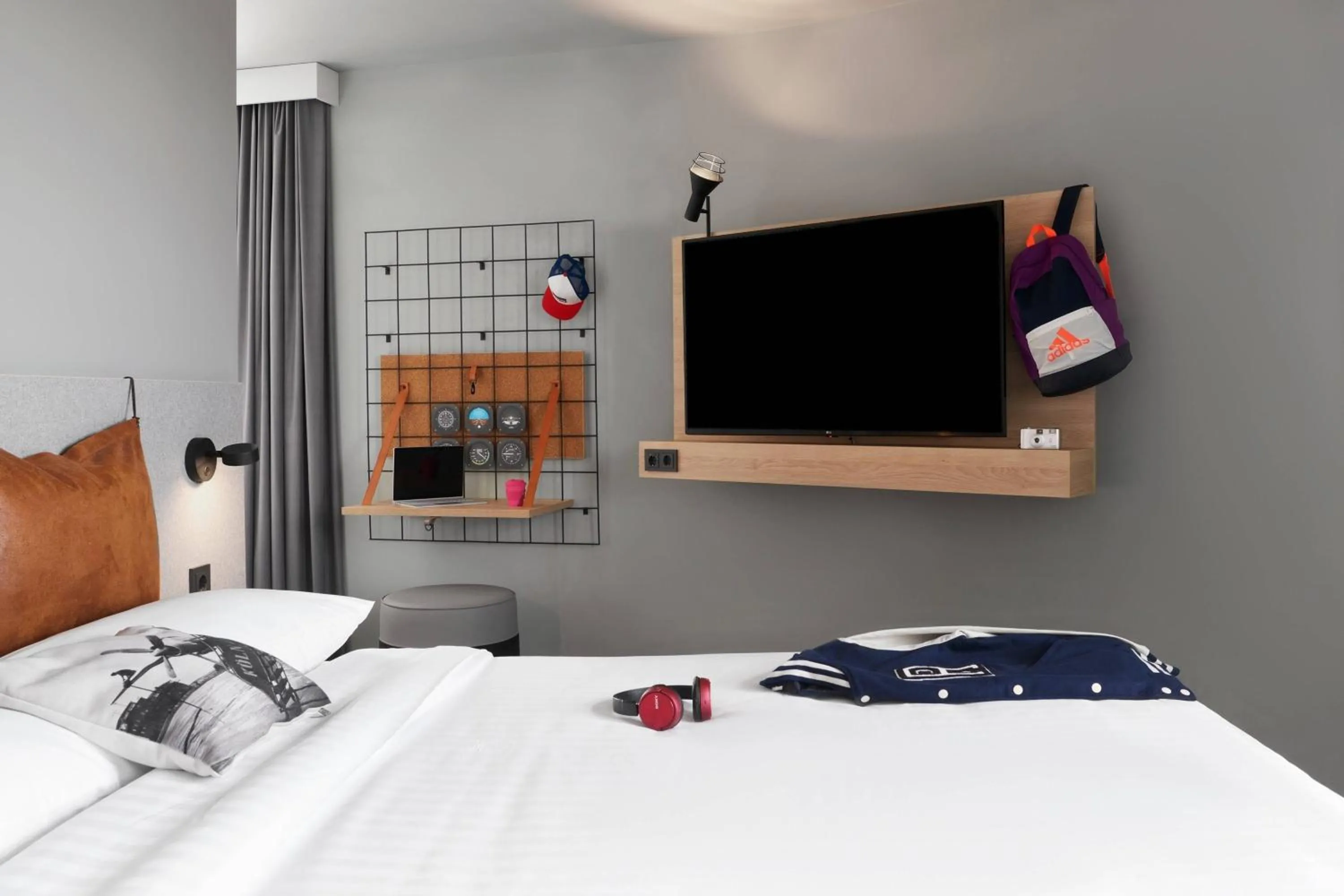 Photo of the whole room, Bed in Moxy Cologne Bonn Airport