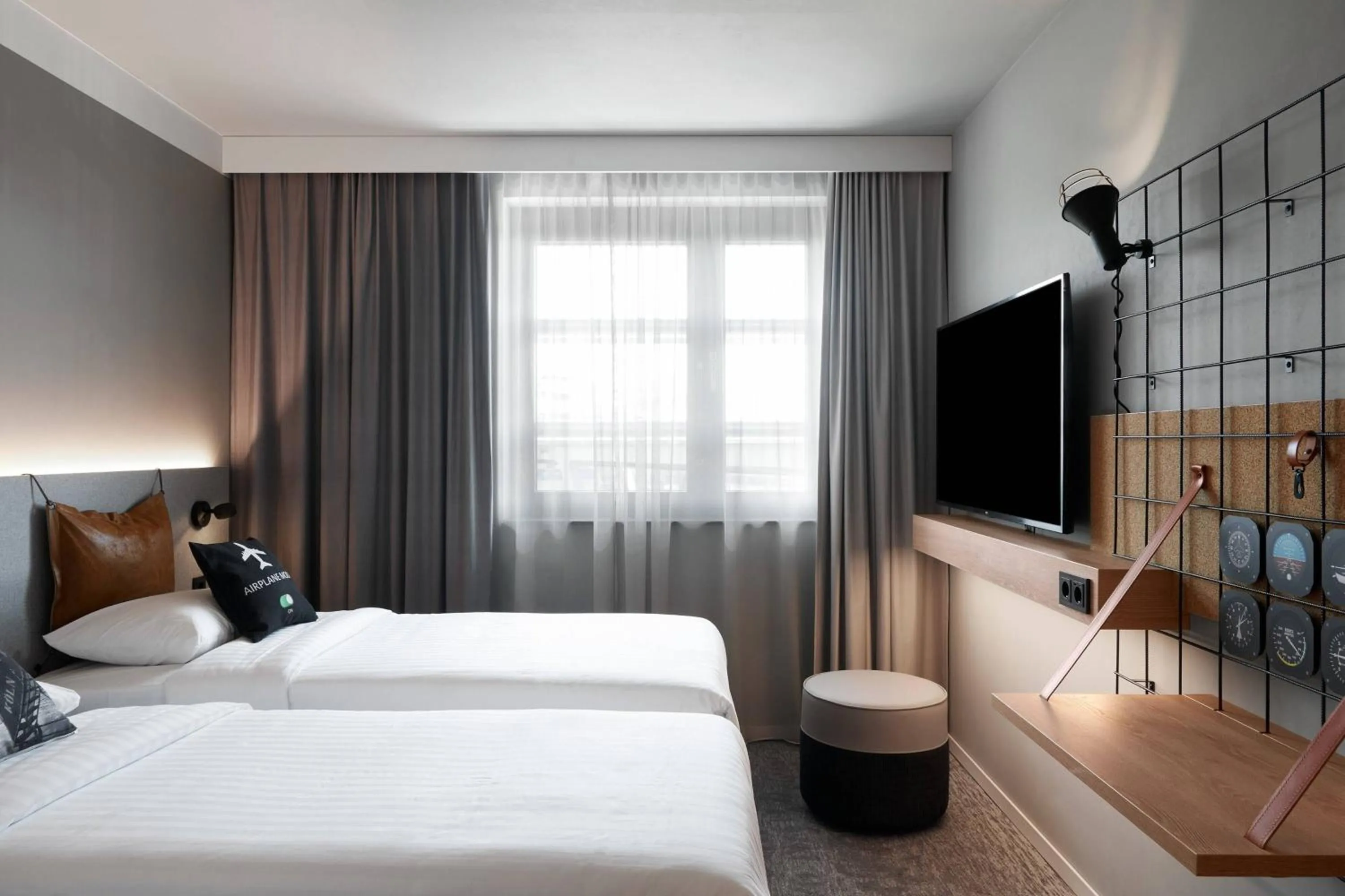 Photo of the whole room, Bed in Moxy Cologne Bonn Airport