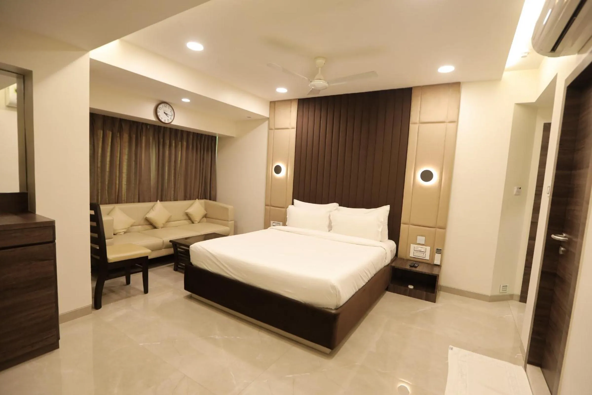 Bedroom, Bed in Hotel Naaz Executive