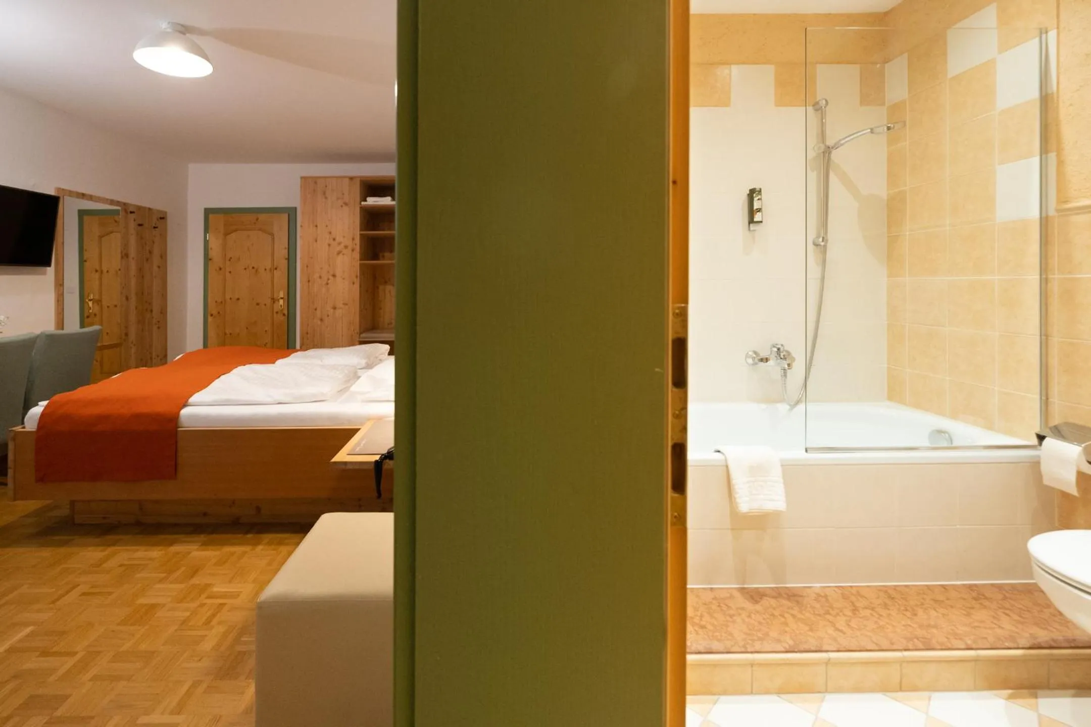 Bathroom, Bed in Santner, Hotel