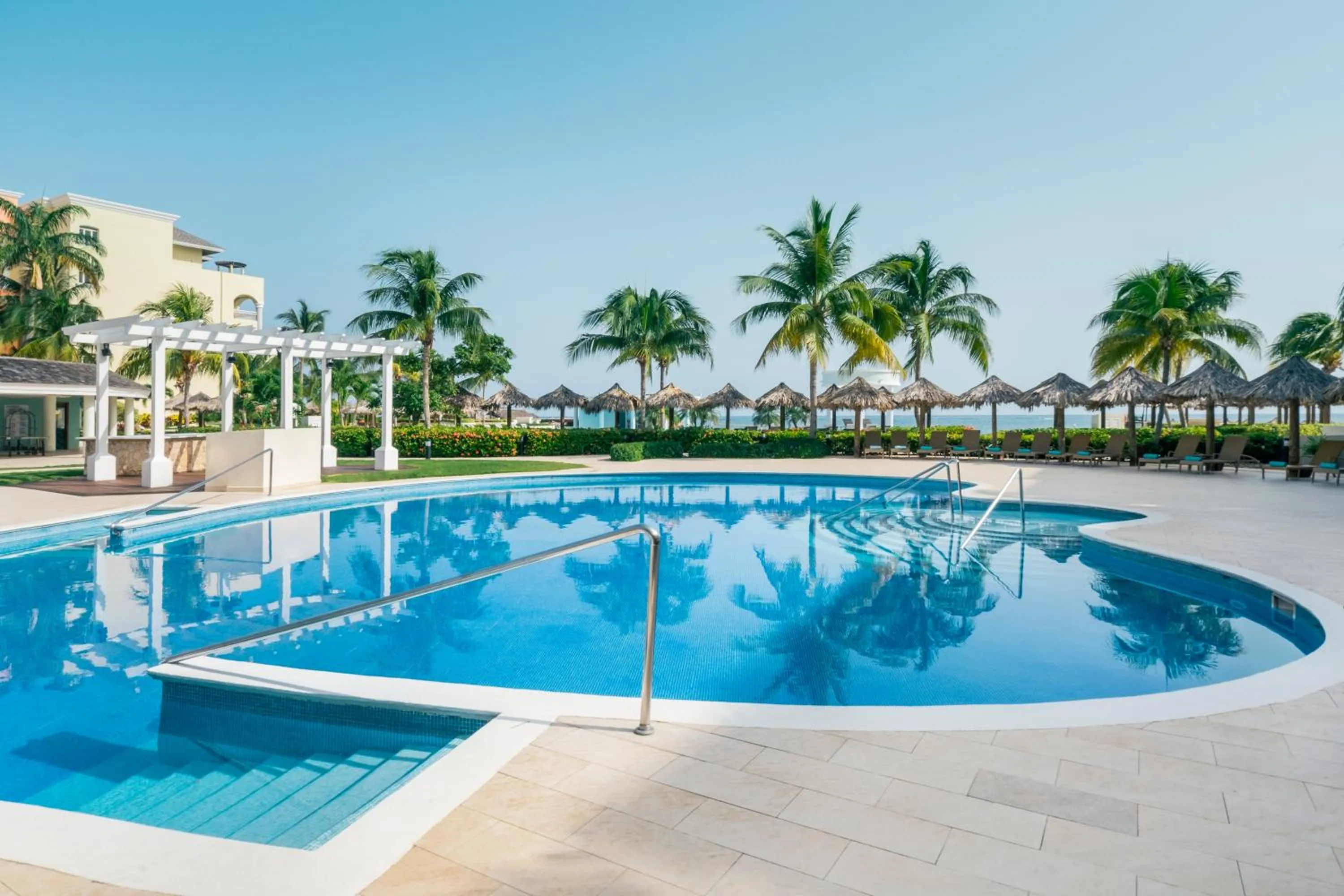 Swimming pool in Iberostar Selection Rose Hall Suites - All Inclusive