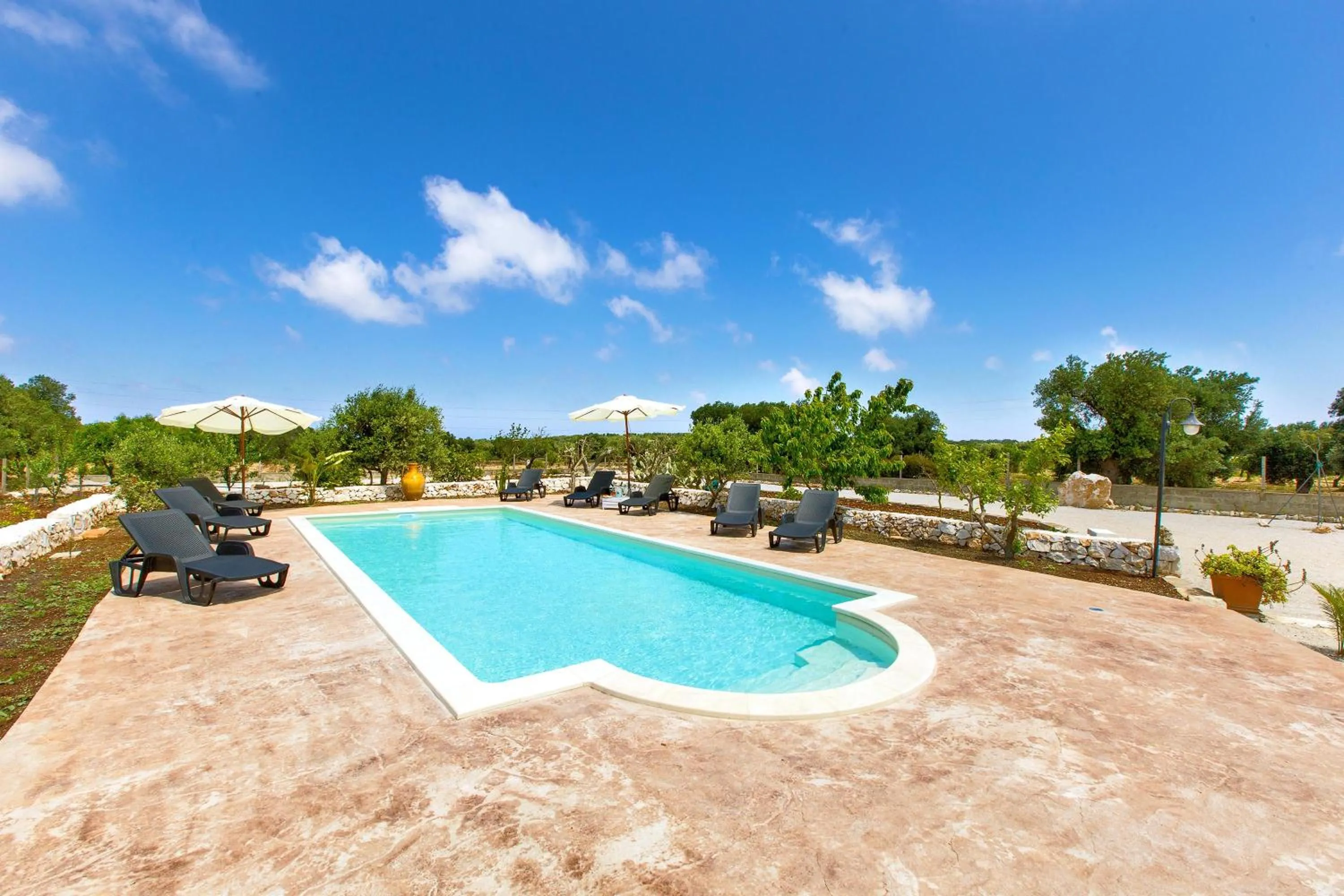 Swimming pool in Villa Martina by BarbarHouse