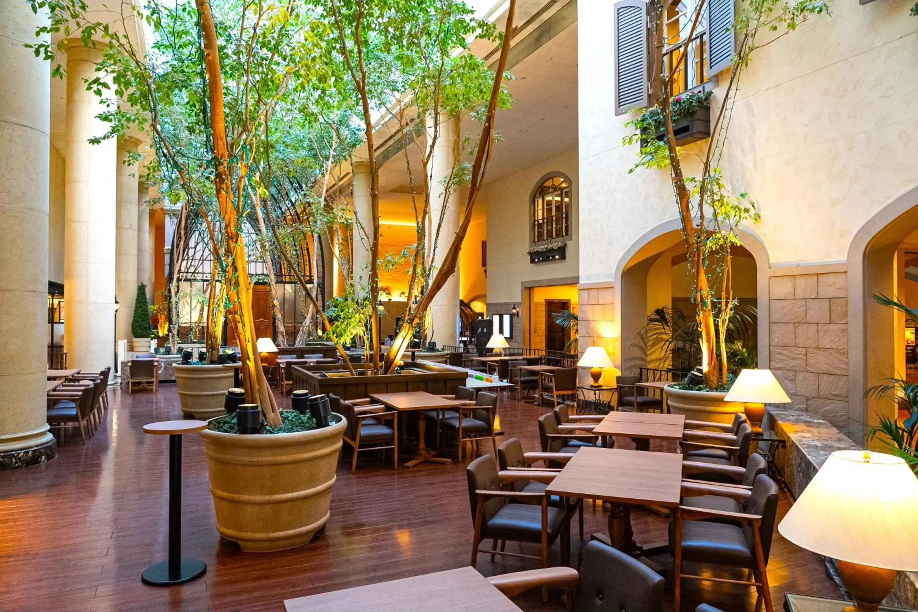 Communal lounge/ TV room in Oriental Hotel Tokyo Bay