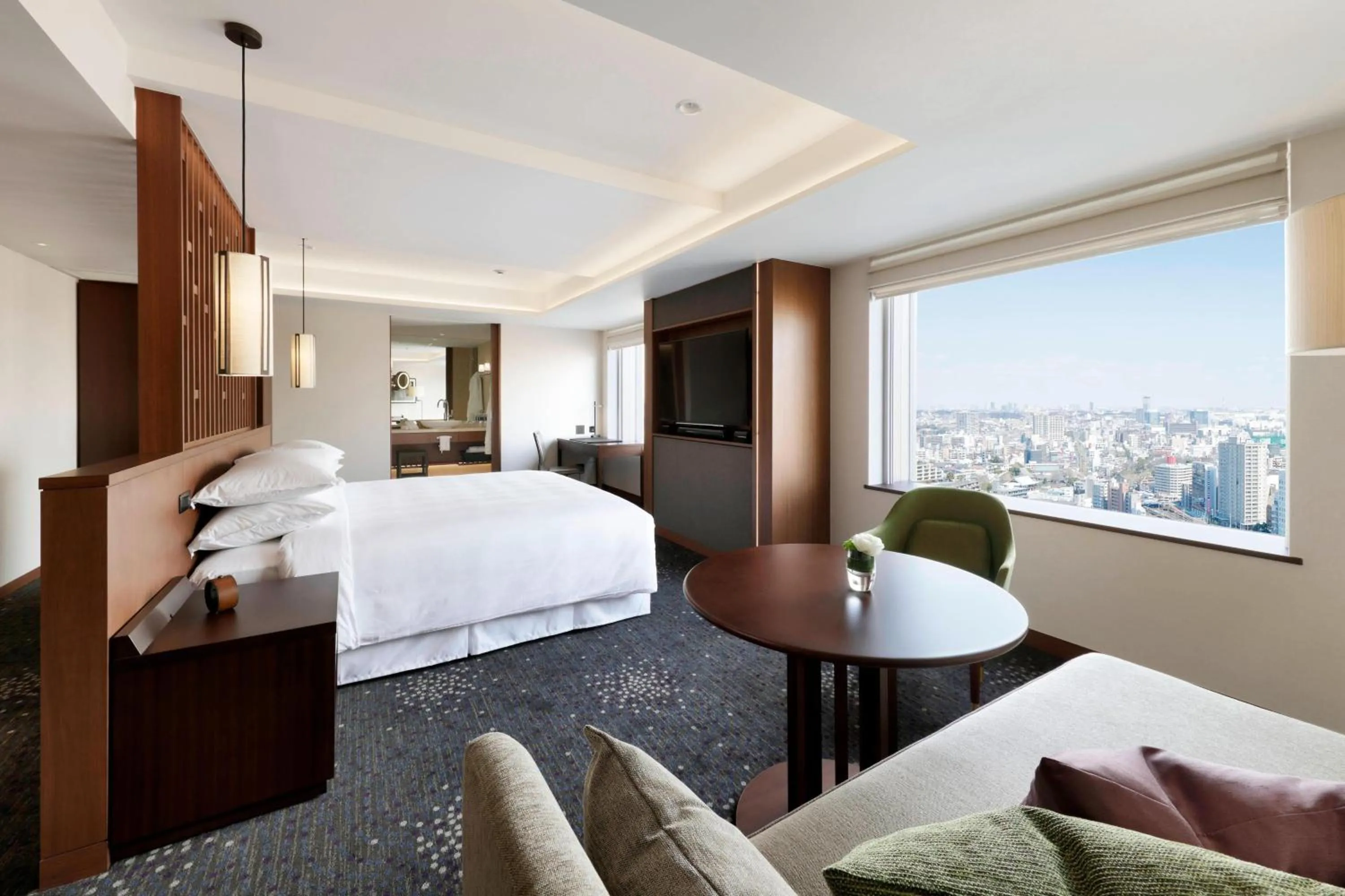 Photo of the whole room, Bed in Yokohama Bay Sheraton Hotel and Towers