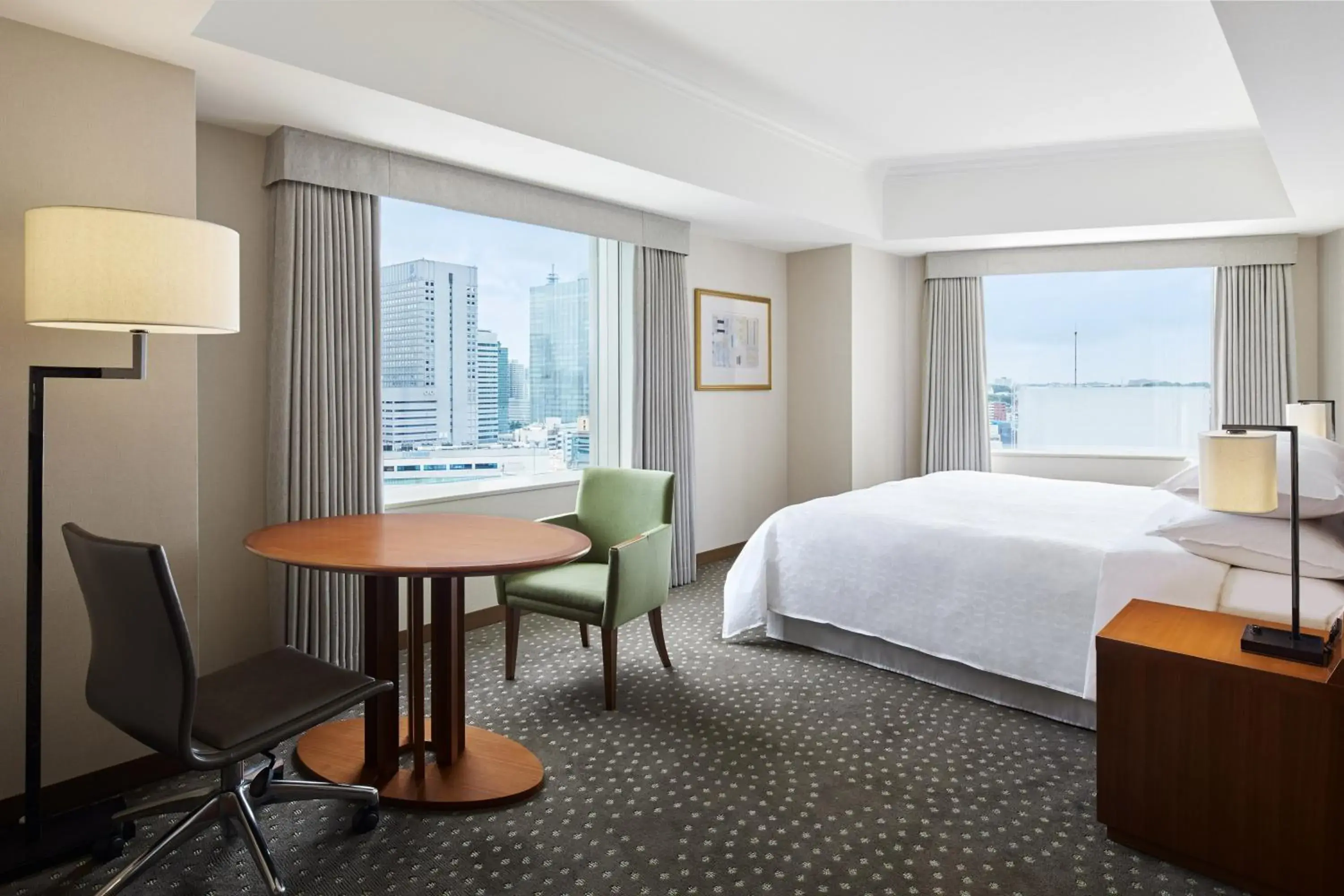 Standard deluxe king, Larger Guest room, 1 King, City view in Yokohama Bay Sheraton Hotel and Towers Standard deluxe king, Larger Guest room, 1 King, City view in Yokohama Bay Sheraton Hotel and Towers