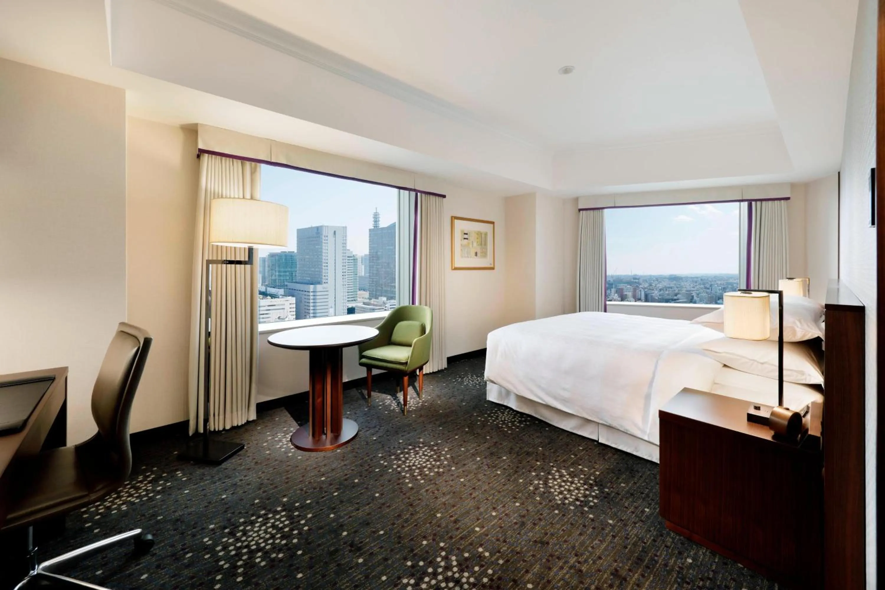 Photo of the whole room, Bed in Yokohama Bay Sheraton Hotel and Towers
