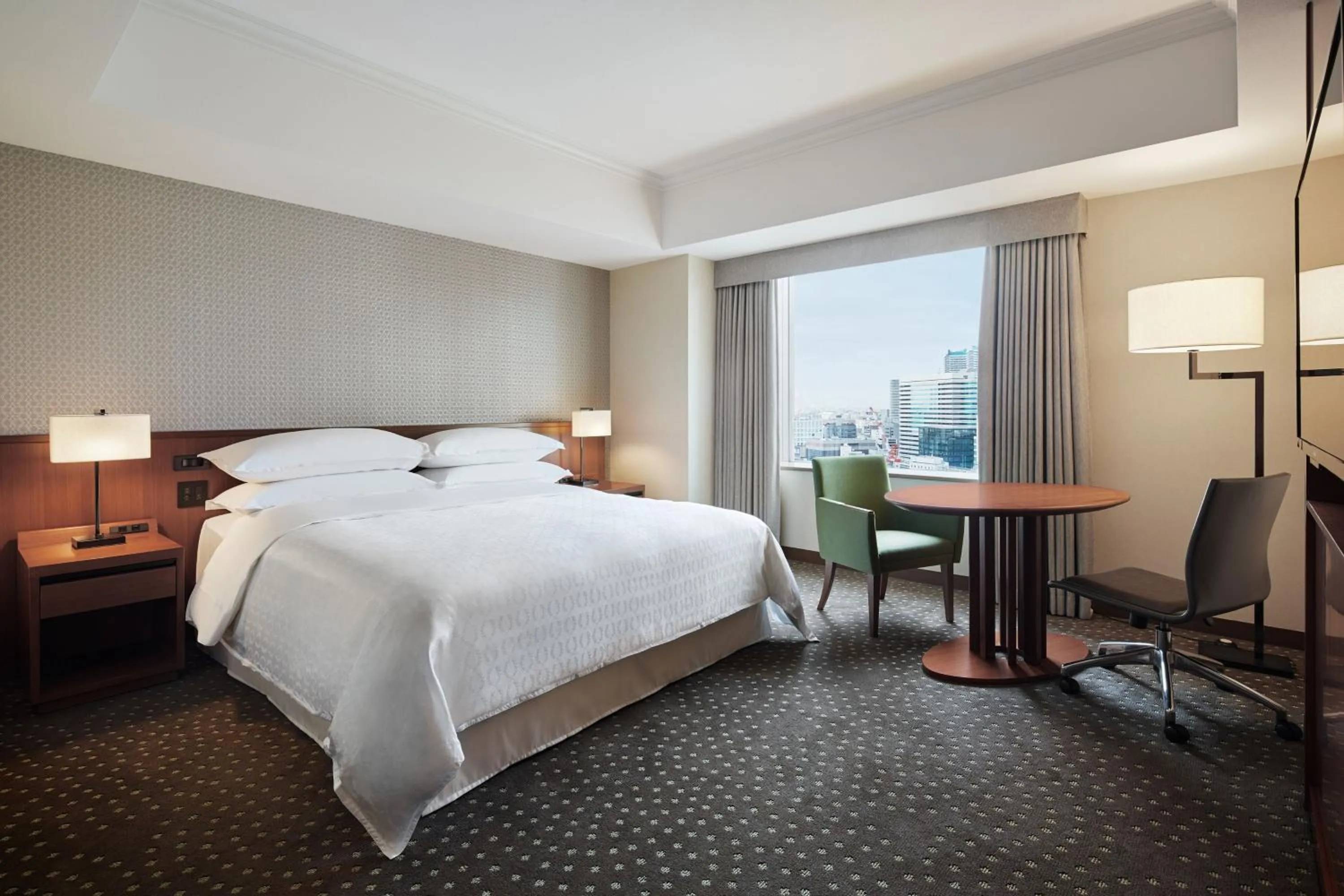 Photo of the whole room, Bed in Yokohama Bay Sheraton Hotel and Towers