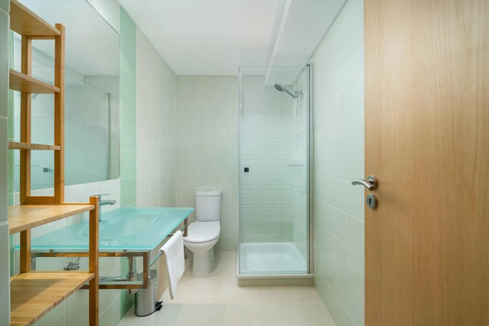 Shower, Bed in Fresh & Breezy Tavira Apartment