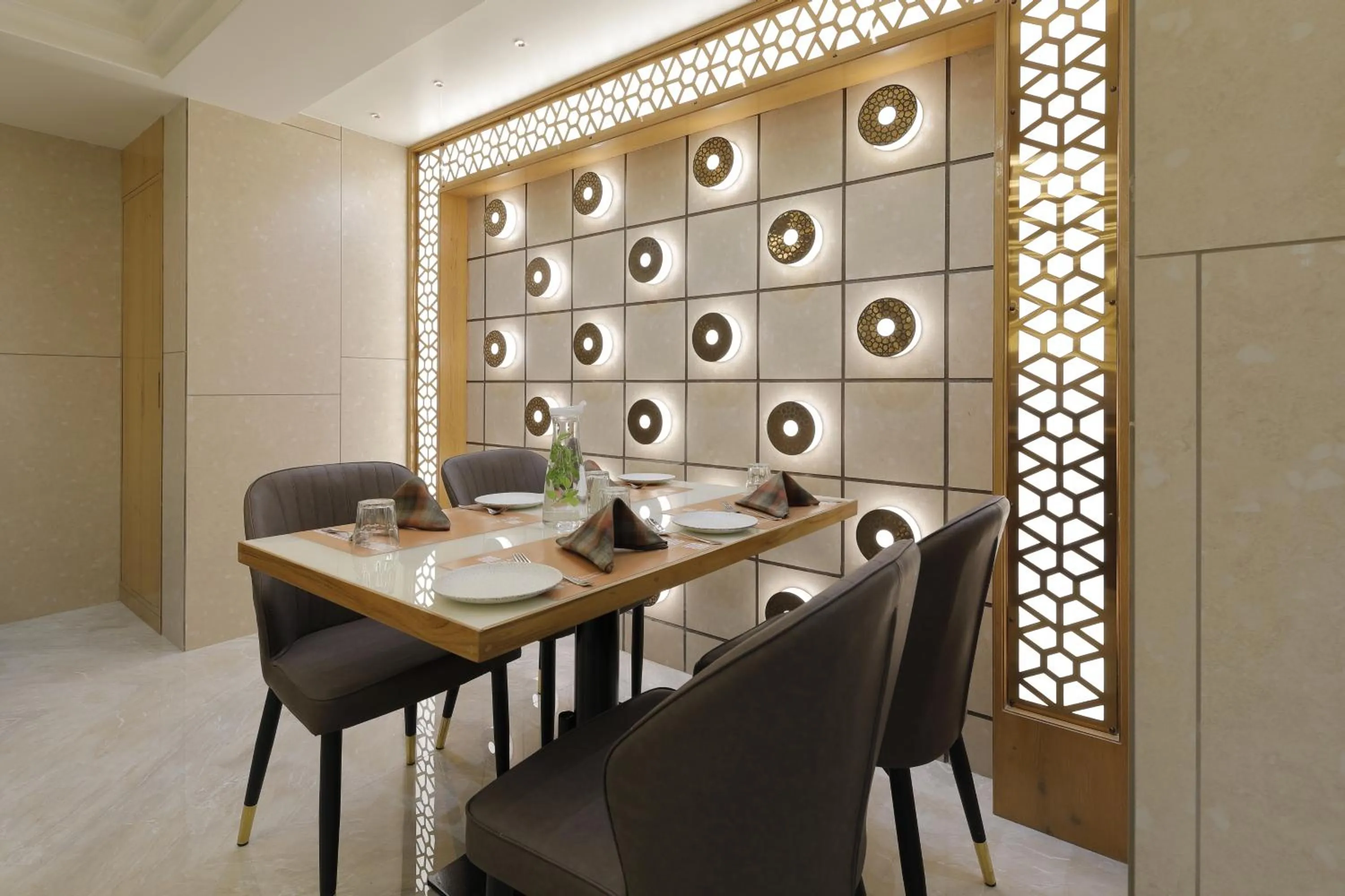 Restaurant/places to eat in Hotel Elysian Residency