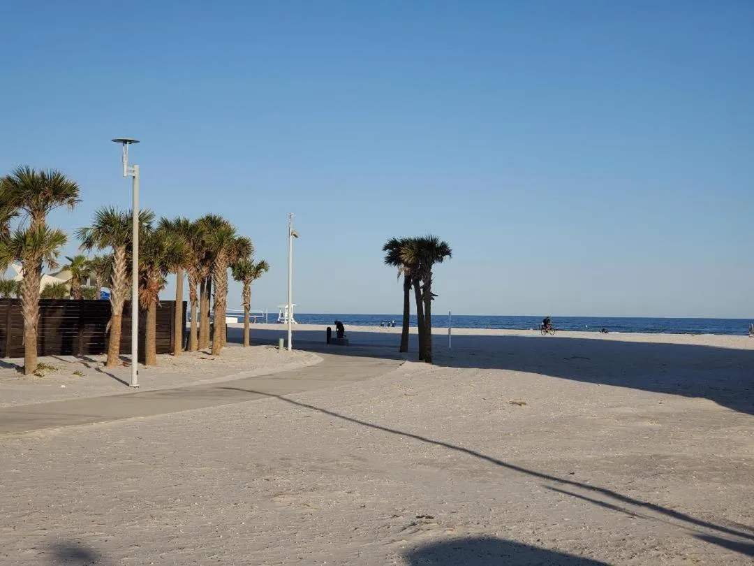 Restaurant/places to eat in Island Winds East