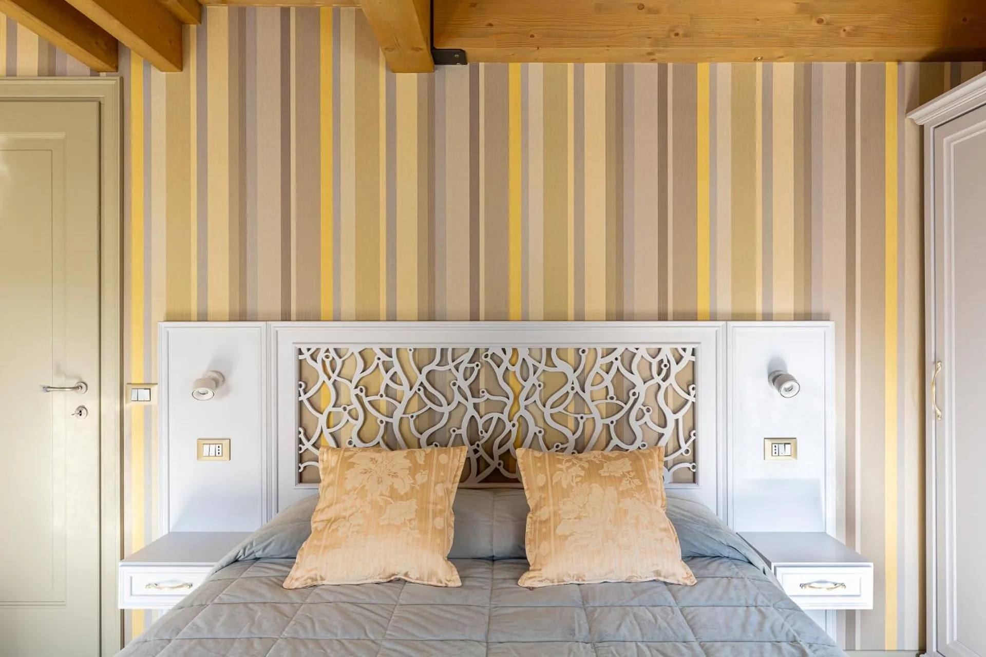 Ca' Cappello Venice Apartment 2 with Canal View