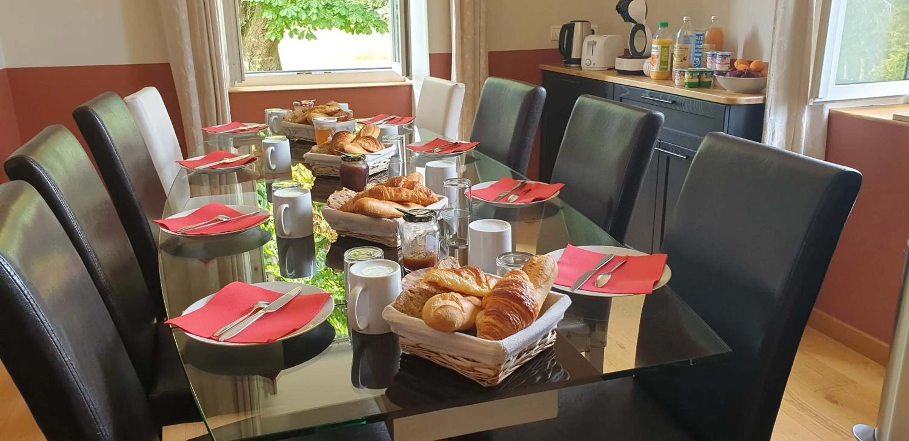 Dining area in Château de Grandmont - Escale authentique au coeur des vignes