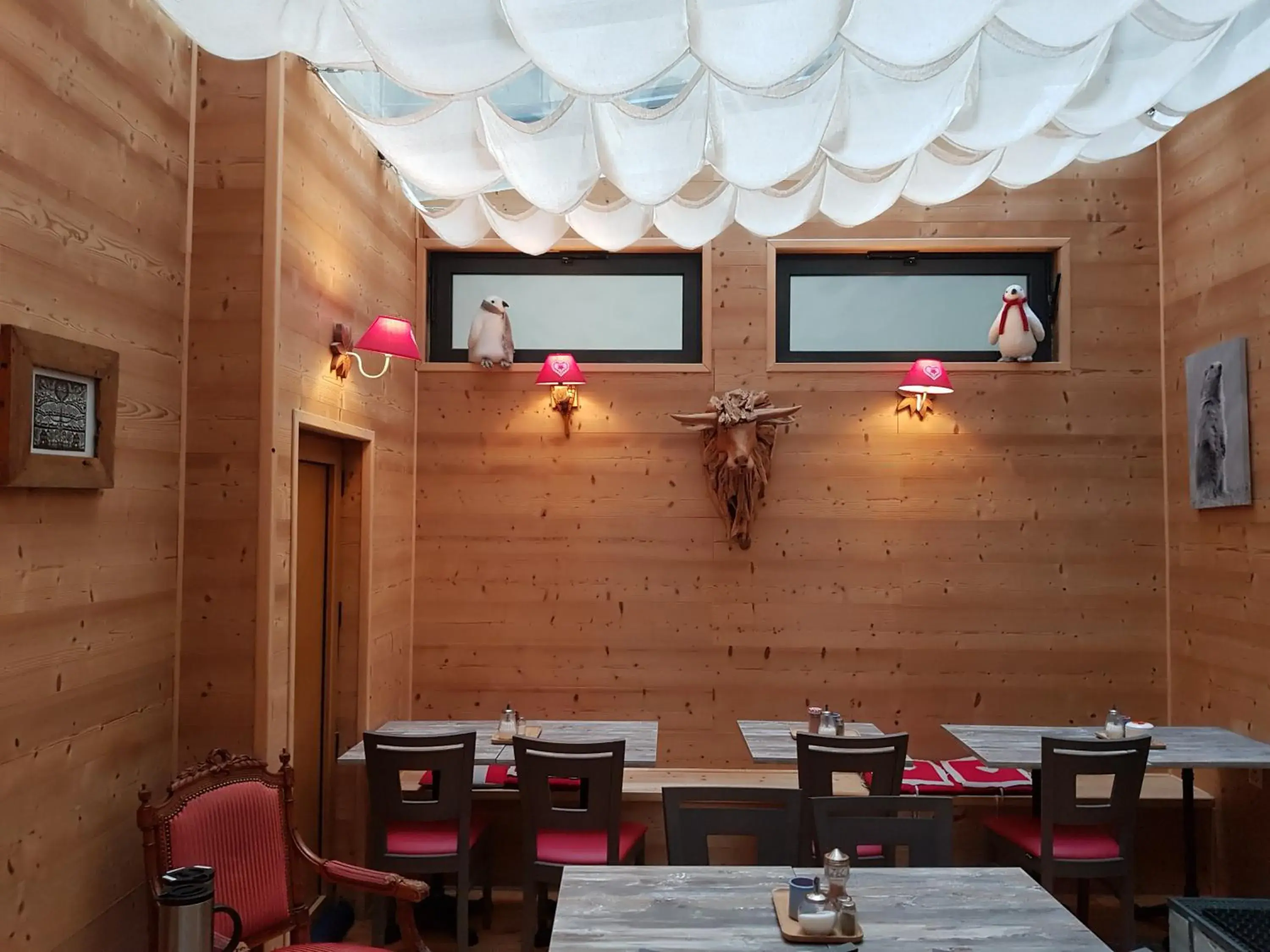 Restaurant/places to eat in Hotel de Geneve Restaurant/places to eat in Hotel de Geneve