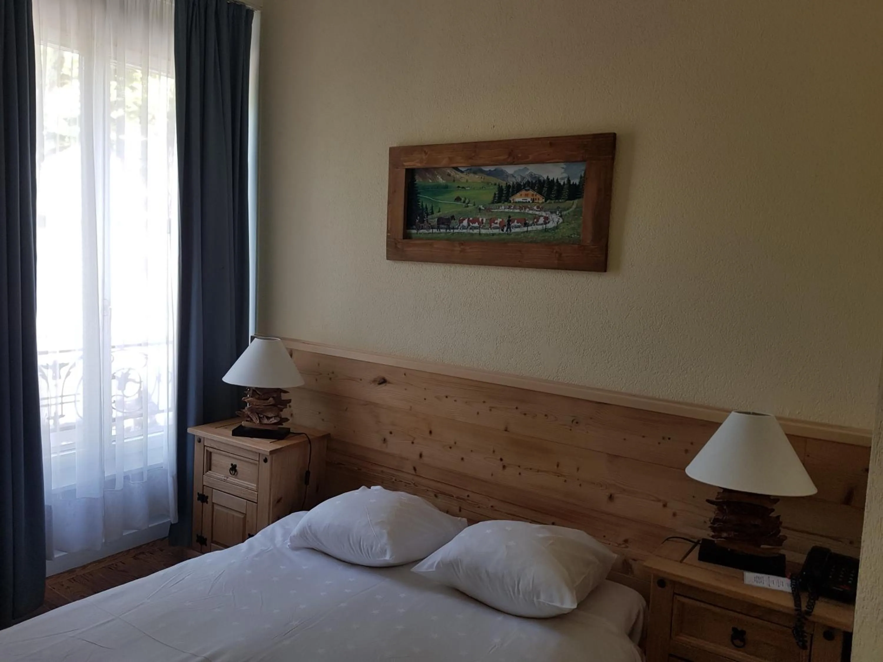 Photo of the whole room, Bed in Hotel de Geneve