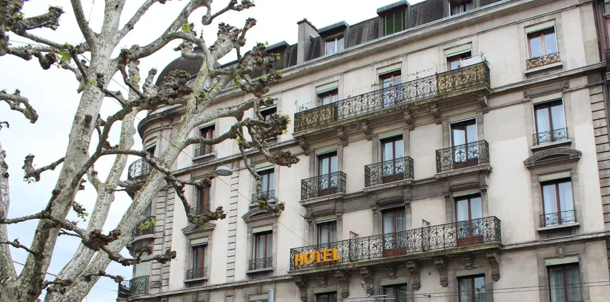 Property building in Hotel de Geneve Property building in Hotel de Geneve